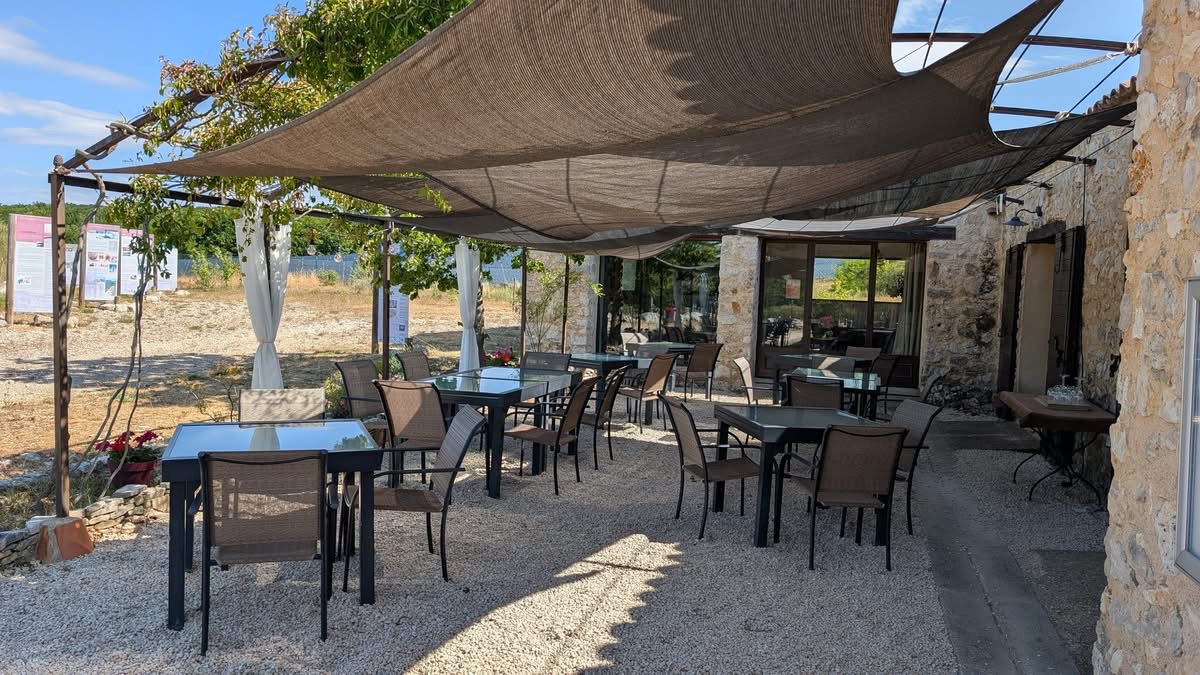 🔥 À VENDRE - Restaurant bistronomique avec gros potentiel événementiel 🔥

📍 Entre Luberon & Monts de Vaucluse | Alt. 1100 m | Vue imprenable | Nature & calme

✨ Cadre exceptionnel pour restauration & événements (mariages, retraites, séminaires)
• Grande parcelle exploitable
• Deux salles + terrasse vue coucher de soleil
• Cuisine pro, équipements solaires, licence III
• Réputation 5⭐ sur TripAdvisor – 4.9 Google
• Exploitation actuelle = 50% du potentiel

📆 Saison : avril > début novembre – CA stable & rentable
📜 Bail mairie 9 ans (2021) – Loyer 1037 €/mois
Pas de logement sur place mais possibilité d'avoir un logement sur la commune à moindre coût 

📍 ZRR = Exonération impôt sur bénéfices pendant 5 ans !

Prix 100 000€
💡 Changement de projet de vie → vente urgente (raisonnée)
🔍 Visites estivales vivement conseillées pour apprécier le lieu & son potentiel.