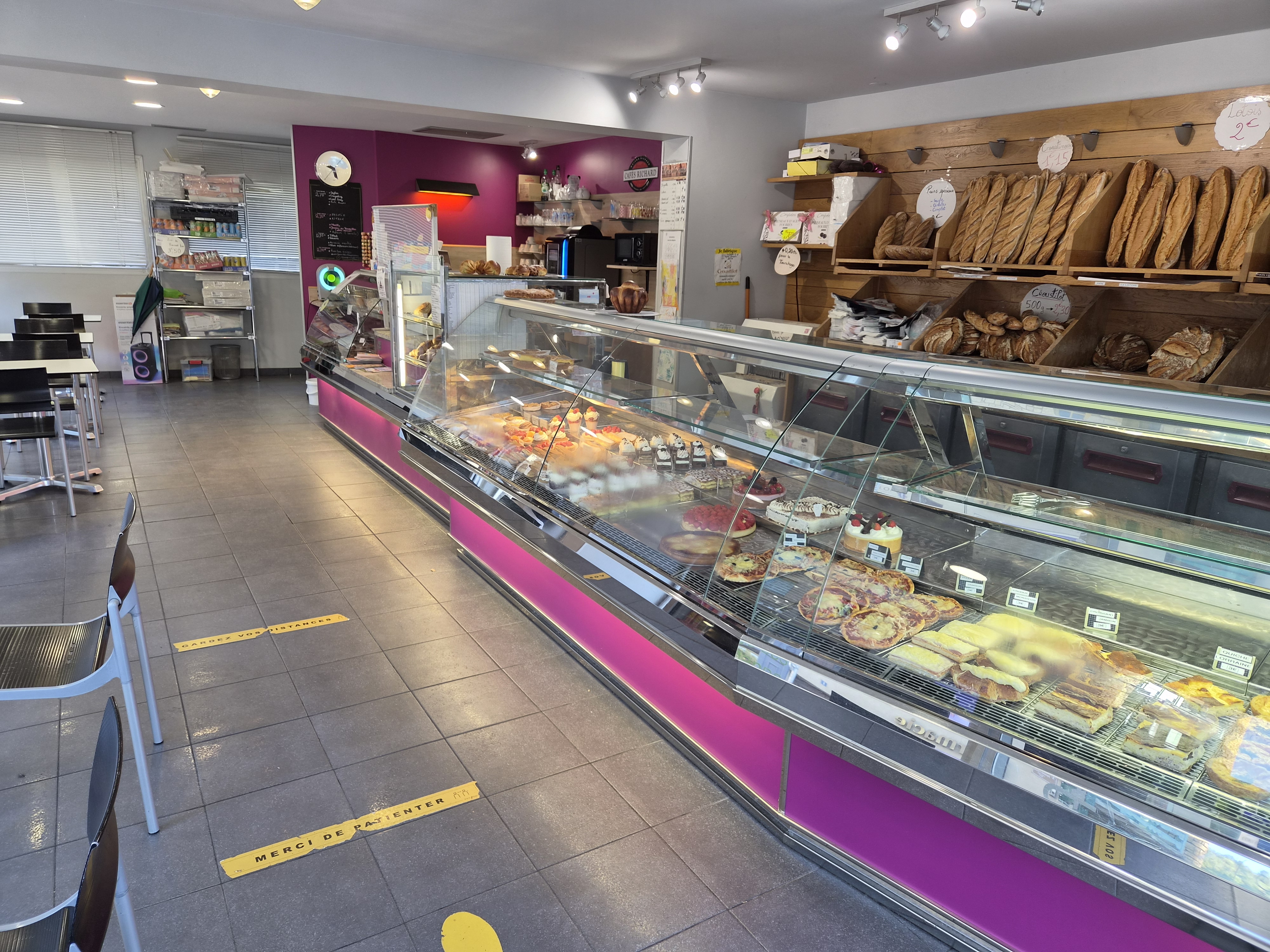 Notre boulangerie-pâtisserie est située au cœur de Figeac, dans le Lot, sur l’un des principaux carrefours de la ville. L’établissement bénéficie d’un emplacement particulièrement visible et accessible, avec environ 100 places de stationnement à proximité.

Le commerce dispose de 146 m² au total, répartis entre 62 m² de surface de vente et 84 m² de laboratoire. Il s’agit d’un véritable outil de travail, déjà aménagé et équipé pour une activité de boulangerie-pâtisserie, mais qui pourrait également être adapté à d’autres concepts de restauration ou de snacking.

L’entreprise est implantée dans une ville dynamique et touristique du Lot et bénéficie d’une clientèle locale ainsi que d’un passage lié à l’activité de la ville et à son attractivité touristique.

Après presque trente ans d’exploitation, nous souhaitons transmettre cet établissement. Notre souhait serait de trouver une solution permettant de préserver cette activité et de donner une nouvelle vie à ce commerce, qui dispose selon nous d’un réel potentiel de développement.