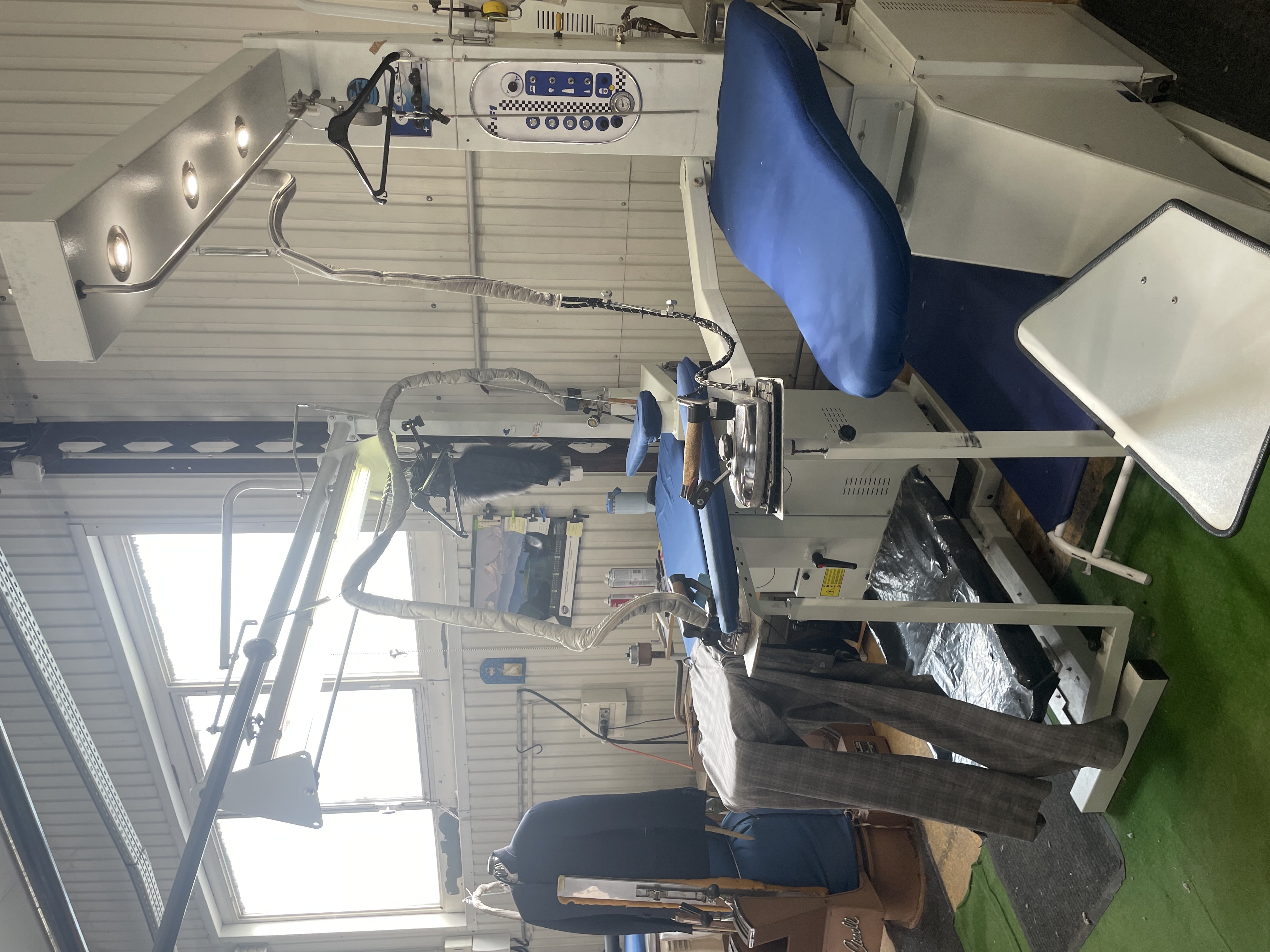 A VENDRE - FOND PRESSING & BLANCHISSERIE - ALPES DU SUD.

Opportunité rare dans les Alpes du Sud :
Fond de blanchisserie et pressing bénéficiant d'une excellente réputation et d'une clientèle diversifiée.

Activité :
Pressing et blanchisserie, cuirs, daim ,fourrure, ameublement pour particuliers, professionnels et collectivités.

Chiffre d'affaires :
376 049€ HT annuel, avec une activité stable et un fort potentiel de développement.

Implantation

- 1 site principal de production avec accueil clientèle
- 2 points de réception supplémentaires ( départements 04 et 05 )
- Service de livraison couvrant l'ensemble du département 05
- Réseau de dépôts existants ( pressing/blanchisserie)

Atouts :
- Clientèle fidèle et diversifiée ( particuliers, professionnel, collectivités)
- Organisation déjà en place avec logistique opérationnelle
- Bonne visibilité locale
- Potentiel de croissance ( développement B2B, augmentation des tournées, nouveaux dépôts )

Prix de vente :
250 000 €

Dossier complet et informations complémentaires sur demande.

Contact :
Pour toute information ou organisation d'une visite, merci de nous contacter au 0492510479