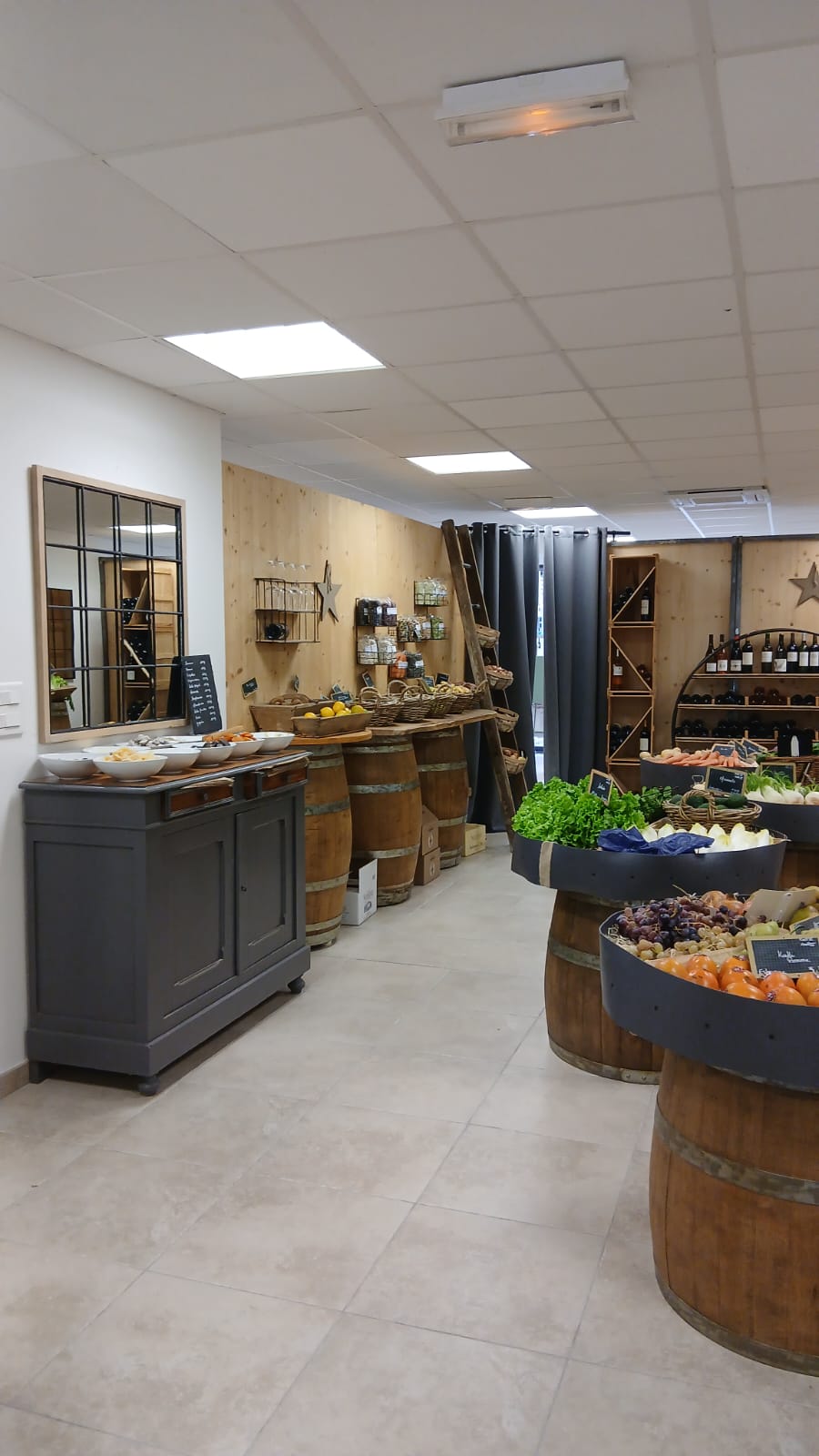 Au coeur d'une bastide emblématique du Périgord vente d'un fond de commerce fruits et légumes épicerie fine .vin fromage produits régionaux et artisanaux .
Bénéficiant d'un emplacement prémium dans le village dotée d'une grande cour idéale pour de la restauration rapide pour les vacances d'été.
Vendu avec tout l'équipement store, chambre froide, clim réversible ,vitrine fromage cave à vin ,étalages pour fruits et légumes ,produits régionaux et artisanaux ,lave main ,lave verre , congélateur, frigidaire  ,vaisselle   porcelaine verre couverts table chaise parasol