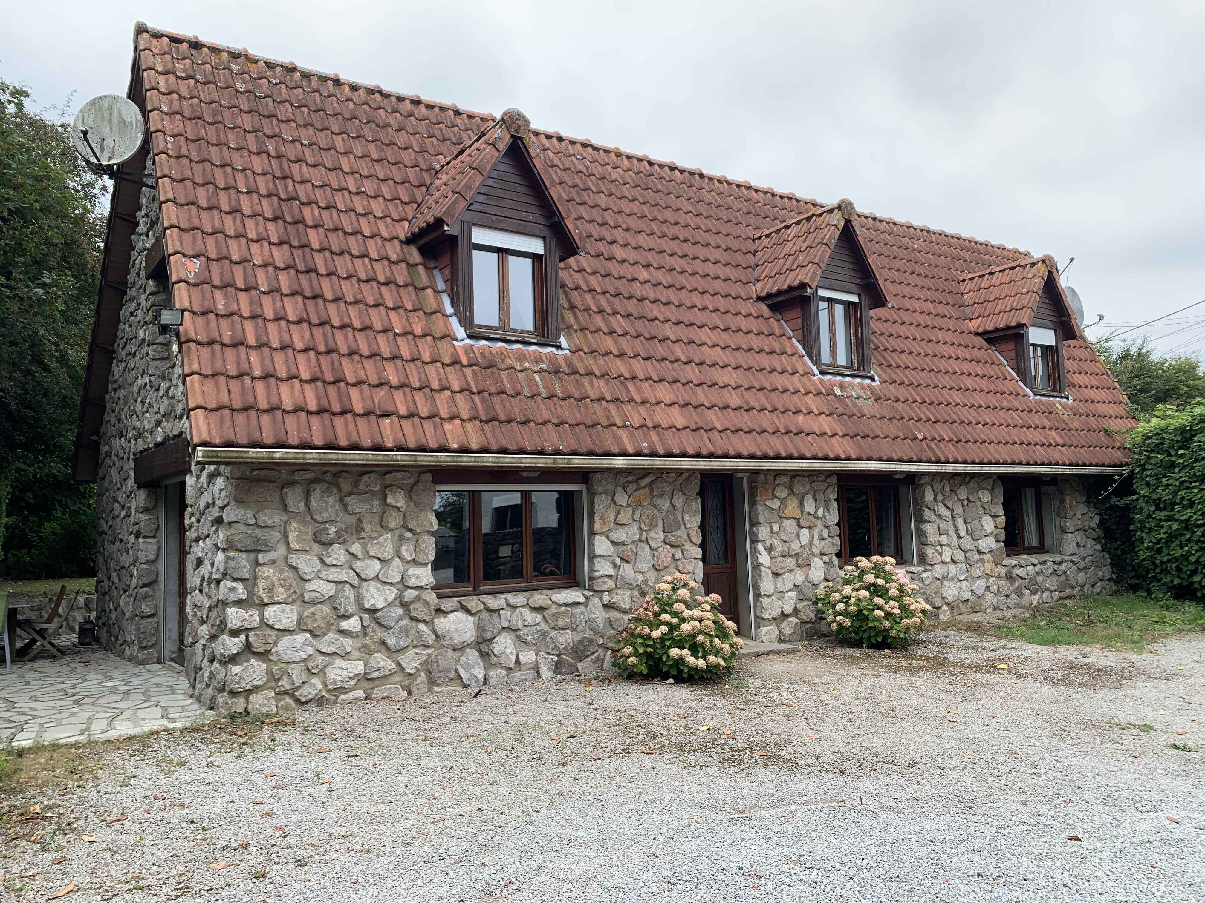 Offrez vous une vie de confort et de convivialité dans cette maison familiale spacieuse, capable d'accueillir jusqu'à 10 personnes, avec en prime une annexe pouvant héberger 4 personnes, actuellement exploitée avec succès en gîte. Idéalement située et aménagée avec soin, cette propriété offre un cadre chaleureux pour des moments inoubliables en famille ou entre amis. 

Découvrez cette perle rare à Alembon, une maison familiale accueillante pour 10 personnes, accompagnée d'une annexe gîte pour 4 personnes, le tout niché au cœur d'un bois privatif de 6000 m²environ.

La première grande maison de famille  est composée de :
au rez-de-chaussée : 1 salon séjour très lumineux avec cheminée feu de bois ; 1 cuisine aménagée et équipée , 1 cellier  1 wc avec lave-mains , 1 chambre parentale 
à l'étage: 1 palier offrant une multitude d'opportunités : 1 Bureau ou un espace détente, 4 chambres , deux salles de bain avec 2 douches  dont une avec 1 sauna et une avec 1 wc 

La deuxième maison en annexe est composée de :
au rez-de-chaussée : 1 salon/séjour avec un  poêle à bois très original donnant sur une cuisine aménagée et équipée , 
1 salle de bain avec douche et 1 wc , 1 cellier avec accès à la cave . 1 dépendance en annexe à la maison fait office de réserve et de laverie
à l'étage : 2 chambres 

"Pour les amoureux de la nature, des balades à vélo et des randonnées équestres, cette maison est un véritable paradis. Située à seulement 20 km des magnifiques plages de Calais et Wissant, et à 15 minutes de la gare de Fréthun, elle offre un équilibre parfait entre tranquillité rurale et accès facile aux commodités.