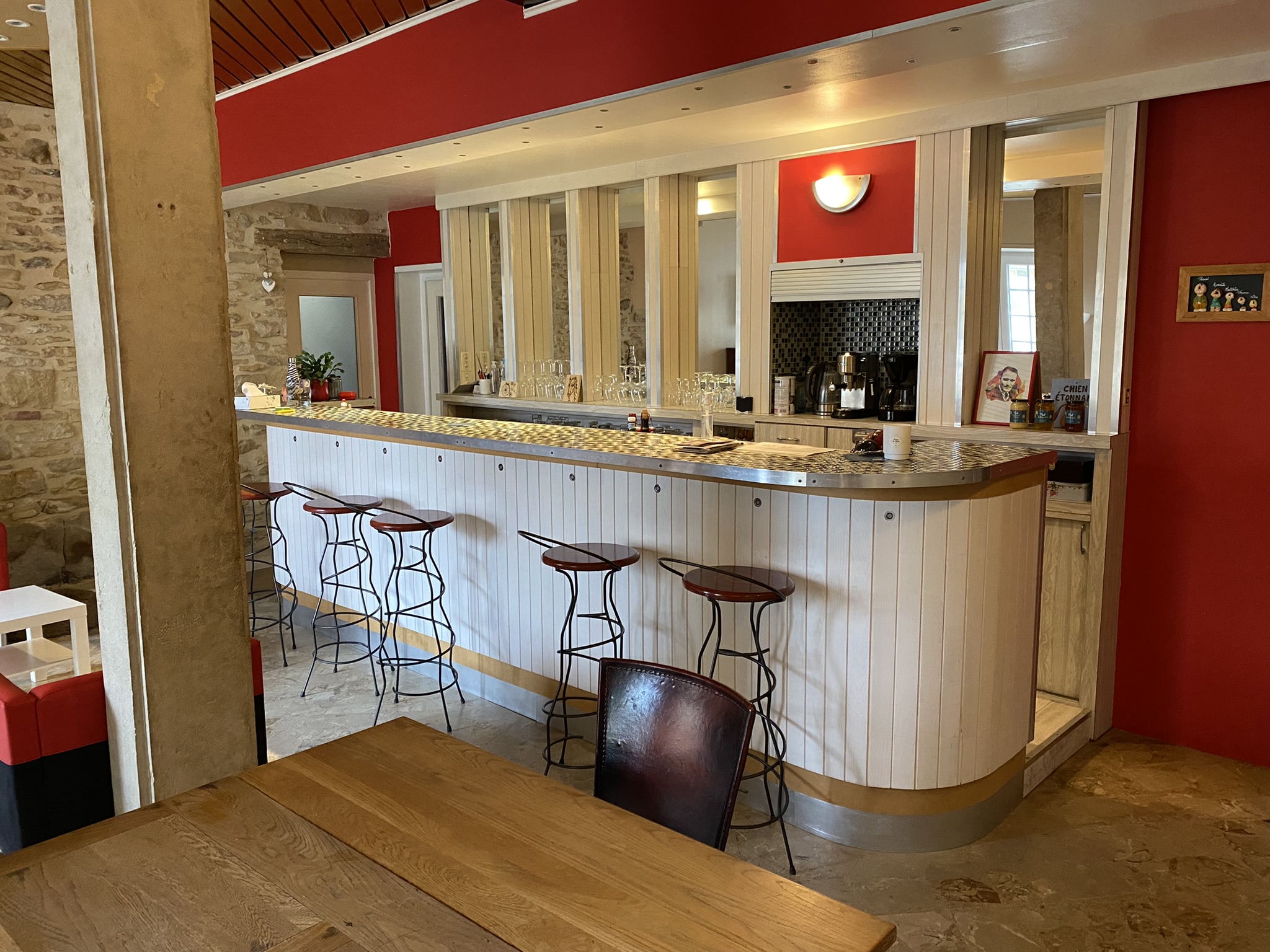 Nous vendons une spacieuse maison en pierres blanches, située au cœur du village prisé de Saint Hilaire de Brens perché sur les hauteurs de la colline avec une vue spectaculaire sur les Alpes, le Bugey et le  Mont Blanc. 
Les 5 chambres d’hôtes surplombent le jardin clos de murs où vous retrouverez une piscine  entièrement refaite à neuf en mars 2024, sauna et bain nordique.
La grande pièce à vivre avec sa cheminée et son billard vous permettra d'accueillir vos hôtes et de passer d'agréables moments
Vous avez également la possibilité de reprendre l'exploitation des deux gîtes (compléments parfait de l'activité).
Le Saint-Hilaire bénéficie d'une forte notoriété et d'une clientèle diverse tout le long de l'année.
Le chiffre d'affaire permet d'en faire une activité principale pour un couple. Notre maison est visible sur notre site www.le-st-hialire.com
Les  espaces privatifs sont aussi parfaits pour une famille : 4 chambres et un appartement lumineux complète idéalement la maison. 
À visiter sans tarder !!