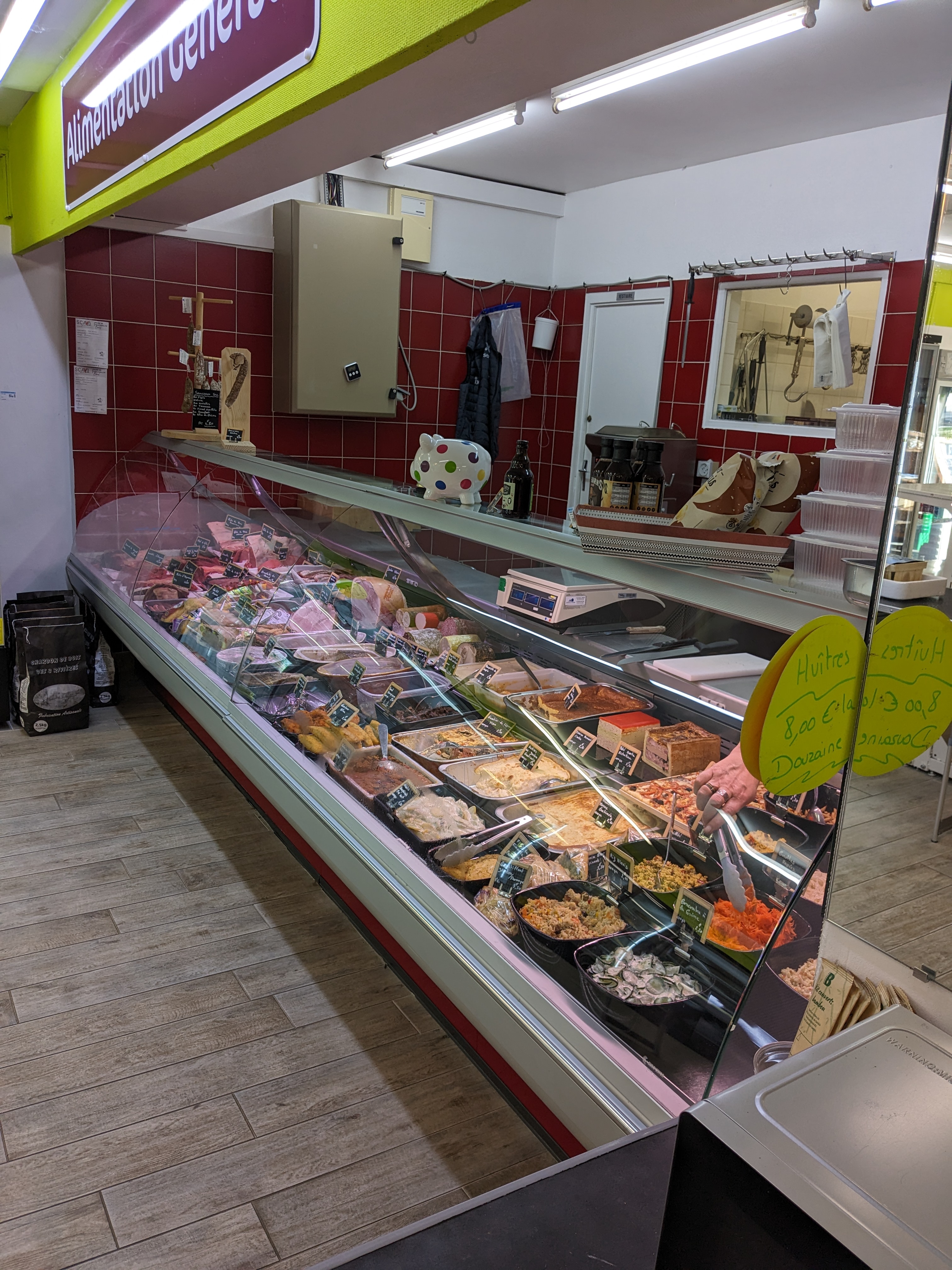 Supérette avec un petit rayon boucherie et traiteur à la revente au cœur d'un petit village de Vendée à 30 minutes de La Rochelle, avec toutes les commodités, école, collège, commerce, camping, etc...
Magasin de 100 m2 aux aménagements et agencements récents et aux normes équipé d'une climatisation réversible.
Cette affaire réalise plus de 280 000 euros de chiffre d'affaires et dégage une rentabilité supérieur à 57000 euros.
Affaire à visiter rapidement
loyer modéré
CA année N	286 428 €
EBE reconstitué	57 000 €
Fermeture Hebdomadaire : Mercredi + Dimanche AM
Fermeture Annuelle : 4 semaines de fermeture