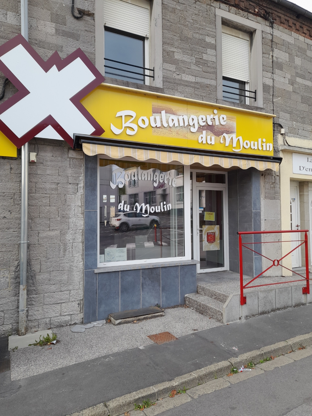 Boulangerie communale à louer (avec son matériel), située en centre-bourg de la commune (2750 habitants).
Merci de nous répondre par mail de préférence.