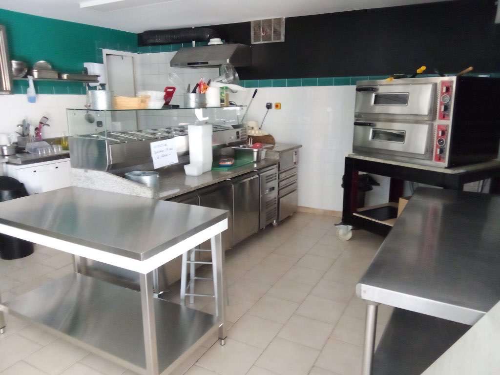 Fond de commerce pizzeria sur la Londe les maures, le moins chers de la commune car mis en gérance donc pas de bilan mais un suivis bancaire de l’ancien gérant seras disponible. De plus un macdo viens d’ouvrir à proximité donc potentiel à exploiter et un centre militaire avec plus de 4000 personne ouvre bientôt à proximité.
Prix fond de commerce 79000 euros négociable 
Loyer mensuel 804 euros charges comprises 
Taxe foncière 350 euros annuel 
Superficie de 70 m2 
Avec sanitaire et mini débarras 
Place de parking avec portails électriques
0748413438
N’hésitez pas pour plus de renseignement