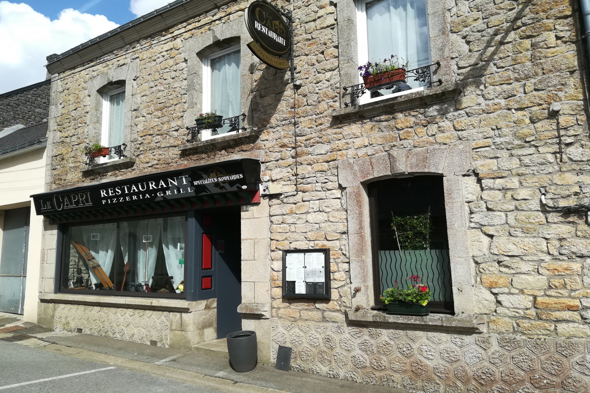 À vendre mur et fond de commerce restaurant pizzeria-grill, beaucoup d'emporter, avec beau chiffre d'affaire ,idéal pour un couple, cadre et qualité de vie agréable actuellement 2,5 jour de repos par semaine et 6 semaines de congés par an . Cuisine aux normes matériels récents et entretenus . 40 places assises dans la salle avec cheminée , 20 places assises dans véranda à l'arrière et un grand jardin de 1000 m2 avec terrasse pouvant accueillir beaucoup de personnes. Restaurant ayant une grande renommée en centre Bretagne avec beaucoup de site touristiques au alentours , un appartement de 100 m2 à l'étage entièrement rénové avec deux chambres . Situé à côté d'un lac avec Base nautique, un camping, écoles, médecin et divers commerces, à 30 minutes de Lorient
DPE en cour