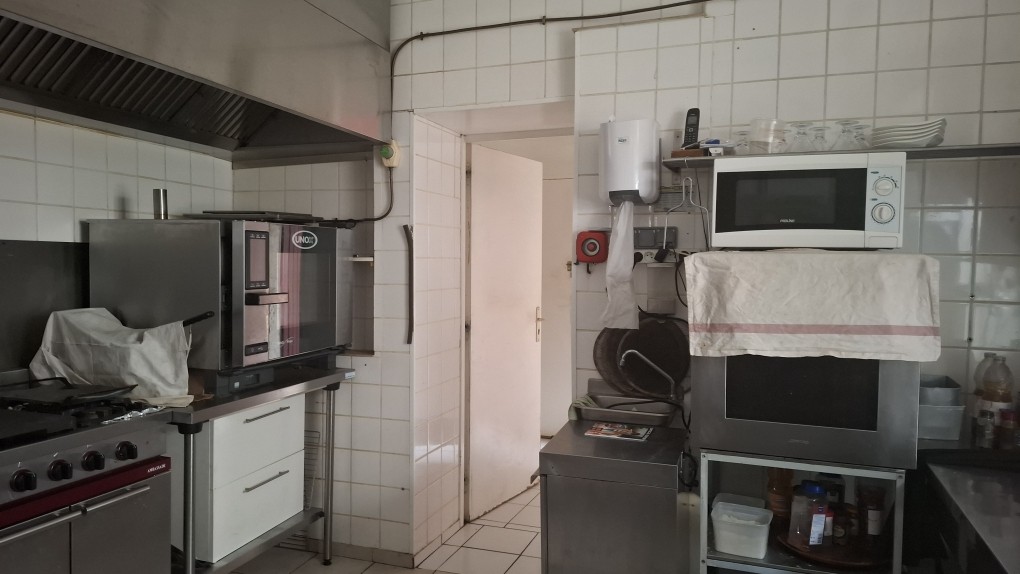 petit restaurant traditionnel
ouvert du lundi au vendredi
midi et du lundi au mercredi soir uniquement
200jours d ouverture 
peu faire que mieux
cause retraite