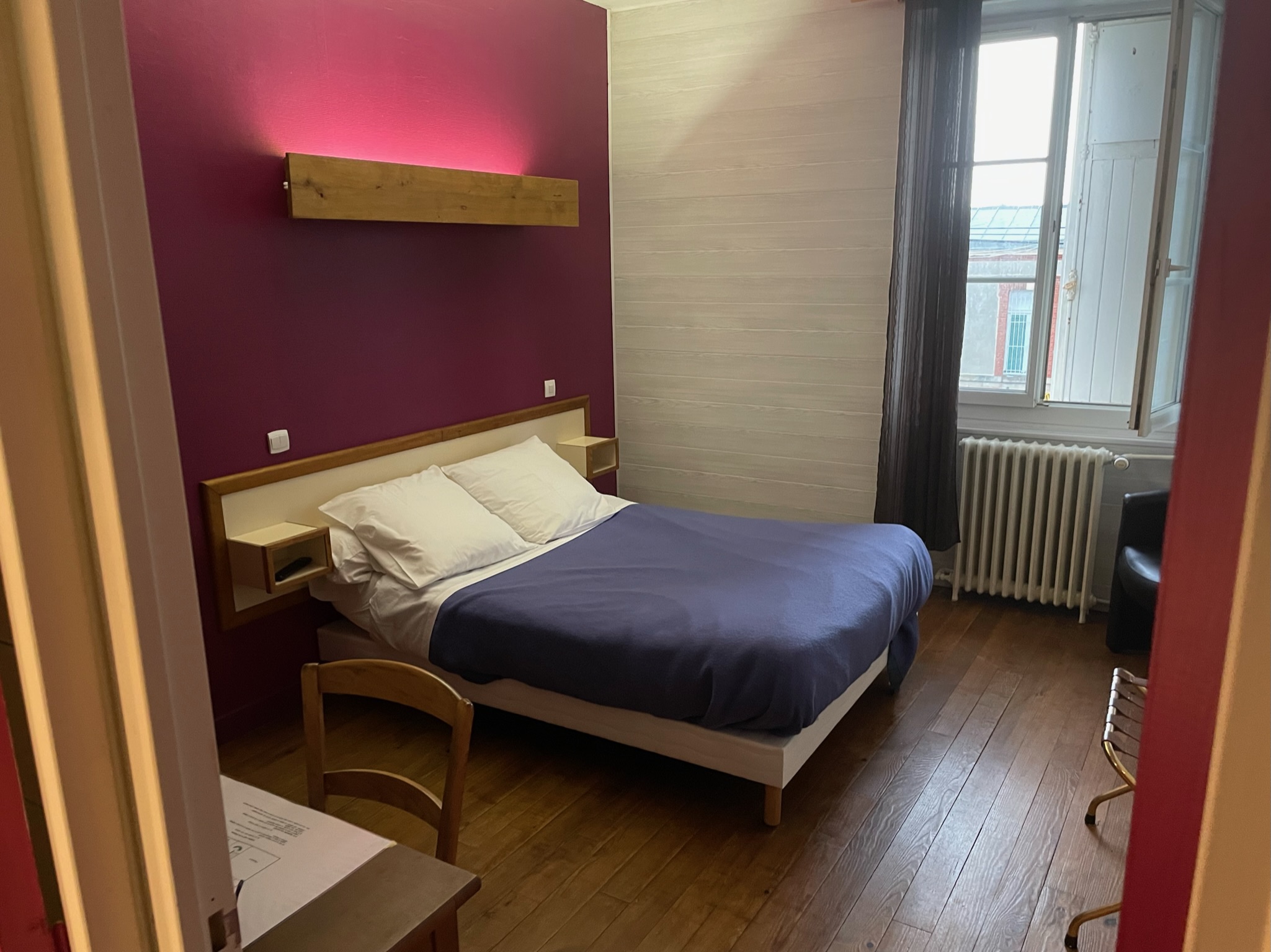 Établissement de 530 m2 disponible entièrement équipé. 
1 salle bar 20 places assises + terrasse
2 salles de restaurant de 30 places et 50 places assises 
1 salon
6 chambres (norme 2**)
Appartement 
Grand garage (4 voitures)
Parking privé 
5000 m2 de terrain 
Face à gare SNCF
Loyer: 700€ /mois + foncier