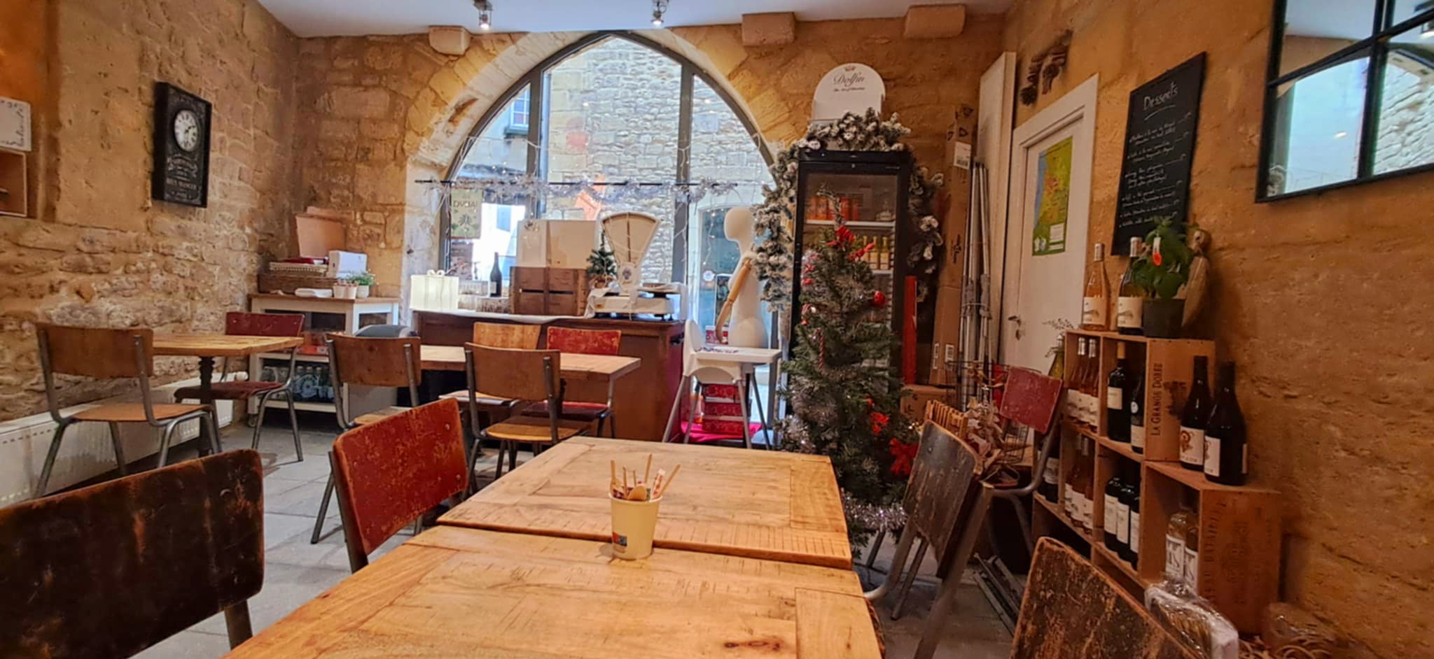 Nichée au cœur du centre historique de Sarlat, capitale du Périgord noir et haut-lieu touristique, cette épicerie fine est reconnue depuis 8 ans pour la qualité et la diversité de ses produits.

Elle propose des produits d'épicerie fine et des produits régionaux, un rayon frais avec des fromages et des charcuteries à la coupe, un espace arts de la table/cadeaux/décoration et même une petite restauration sur place ou à emporter.

Ce commerce bénéficie d'une clientèle locale fidèle et d'un flux touristique régulier avec des pics d'activité lors des périodes de vacances et des fêtes de fin d'année.

Le local, d'une surface de 103m2 au sol (86m2 loi Carrez) a été rénové en 2017 et offre une ambiance chaleureuse et accueillante, parfaitement adaptée à la clientèle.

Le CA 2025 est de 159 000€, les résultats nets sont positifs depuis la création et l'effectif en équivalent temps plein sur une année est de 1,2 personne.

S'installer en Dordogne, c'est aussi choisir un cadre de vie exceptionnel, une qualité de vie reconnue, un environnement naturel préservé ainsi qu'une richesse culturelle et gastronomique.

De plus, le cédant s'engage à offrir un accompagnement complet incluant la transmission du savoir-faire, la prise de contact avec les principaux fournisseurs et un soutien dans les premiers pas du repreneur.