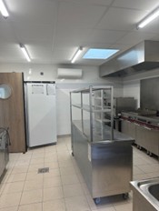 La municipalité de Mervent recherche un(e) candidat(e) pour la reprise d’un restaurant situé au cœur du village.

ENVIRONNEMENT LOCAL :
Mervent est un petit village situé entre plaine et bocage, niché sur un éperon rocheux qui domine une forêt millénaire de 5000 hectares, la forêt de Mervent/Vouvant. 
Mervent, au sud-Vendée à 1 heure des Côtes Vendéennes, du Puy du Fou, La Rochelle, du Marais Poitevin et de Nantes.

Le restaurant est situé au centre bourg entourés de différents commerces tels qu’une épicerie, une fleuriste, un salon de coiffure, un institut de beauté, un garagiste…).
Des parkings sont accessibles à proximité, départs possibles de circuits de randonnée.
Aux alentours de nombreuses activités touristiques comme la base de loisirs accueillant 15 000 personnes à l’année, le parc de Pierre Brune recevant        25 000 touristes annuellement, Natur’Zoo qui compte plus de 62 000 visiteurs par an ainsi que le barrage et le lac.

DESCRIPTION DE L’ETABLISSEMENT
► Restaurant de 125 m² (75 m² au rez-de-chaussée et 23 m² à l’étage) avec possibilité de location de la licence IV.
► Sa capacité est de 45 couverts en salle et de 20 couverts en terrasse dont une au sein du parc ombragé.
► La clientèle se compose d’ouvriers, de commerciaux, de la population locale et des alentours ainsi que de nombreux touristes.
► Cet établissement est régi par un bail précaire ou bail commercial. Il n’y a donc pas de fonds de commerce. 

Si vous souhaitez candidater, demandez le dossier de présentation du projet de reprise du restaurant auprès de la mairie par mail à mairie@mervent.fr ou par téléphone au 02 51 00 20 10.