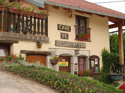 Bel ensemble bâtiment dans un petit village de 150 habitants 
Location de la partie Restaurant et atelier environ 500 m2
Fond de commerce offert pour pérenniser l'activité.
Location à Débattre