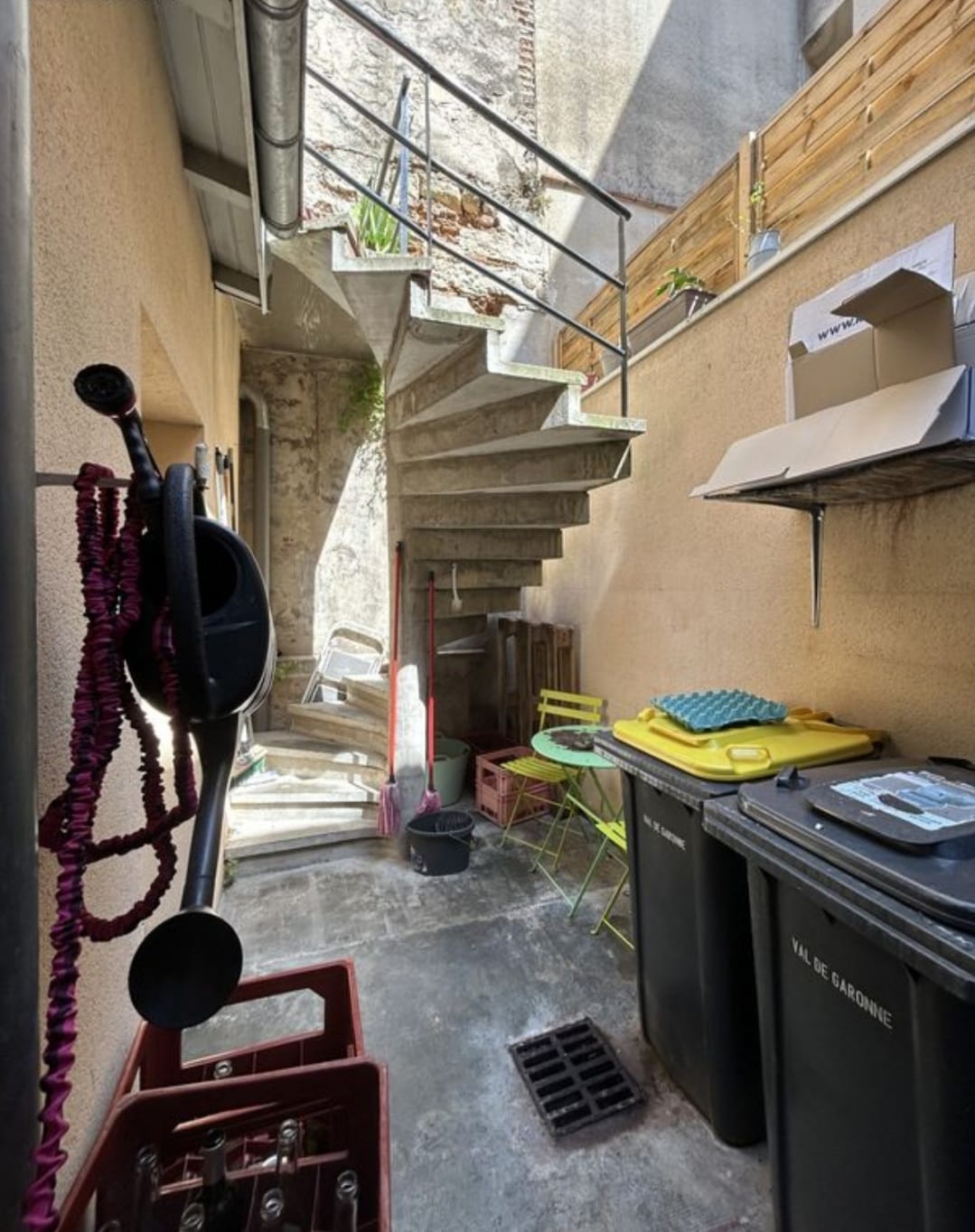 Petit restaurant créé il y a plus de 30 ans et jouissant d'une très bonne réputation (Guide du Routard, Petit Futé / Tripadvisor / Google ), il est idéalement situé en plein centre ville, à proximité de parkings gratuits.
Actuellement exploité en tant que crêperie, toute forme de restauration y est envisageable.
Sa taille est idéalle pour 2 personnes mais avec un gros potentiel de développement, une troisième personne pourrait être engagée.
Le local (RDC 58 m2 + réserve 16,40 m2) se constitue d'une salle de restaurant de 24 couverts avec la possibilité d'ajouter des tables(clim réversible 2022), des sanitaires aux normes ad ap, une cuisine fonctionnelle et toute équipée (froids positifs et négatifs, plonges, extraction, éviers, galetières, etc..), d'une cave avec bac à graisse, d'une petite cour à l'arrière de la cuisine donnant sur un escalier menant à une réserve permettant une grande capacité de stockage. Un droit de terrasse (douzaine de couverts) en façade complète le tout.
Aucun salarié à reprendre, ni contrat.
Loyer 1200€ HT
Possibilité d'accompagnement voir de formation alors n'hésitez plus !!
Gros potentiel avec ce petit restaurant !!
N'hésitez pas à nous contacter pour plus d'informations