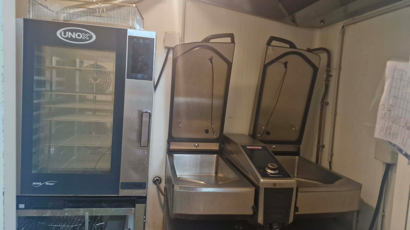 À VENDRE – BOUCHERIE EN CENTRE-VILLE DE CAHORS
Une belle affaire à reprendre – 40 ans d’existence et de savoir-faire !
Vous souhaitez vous installer à votre compte et reprendre un commerce de proximité reconnu ? Saisissez cette belle opportunité au cœur de Cahors, ville touristique et dynamique du Lot.

📍 Emplacement privilégié en centre-ville, au cœur de la vie commerçante et à proximité des marchés traditionnels du mercredi et du samedi matin, qui contribuent à l’attractivité de la ville.
Les atouts de cette affaire :
•	40 ans d’activité : une histoire, un savoir-faire et une expérience qui témoignent de la pérennité du commerce.
•	Affaire saine et en activité, offrant une belle opportunité de reprise.
•	Emplacement en centre-ville, au sein d’une ville touristique appréciée pour son patrimoine et sa qualité de vie.
•	Marchés deux fois par semaine, les mercredis et samedis matin, qui participent à l’animation et à l’attractivité du centre-ville.
•	Potentiel de développement pour un professionnel souhaitant poursuivre l’activité et lui donner un nouvel élan.
Une opportunité idéale pour un professionnel de la boucherie
Que vous soyez artisan boucher souhaitant vous installer, professionnel désireux de développer son activité ou repreneur à la recherche d’un commerce avec une longue histoire, cette boucherie représente une belle occasion de vous lancer dans un cadre attractif.

Une affaire avec 40 ans d’histoire, un emplacement de choix et un avenir à construire !
