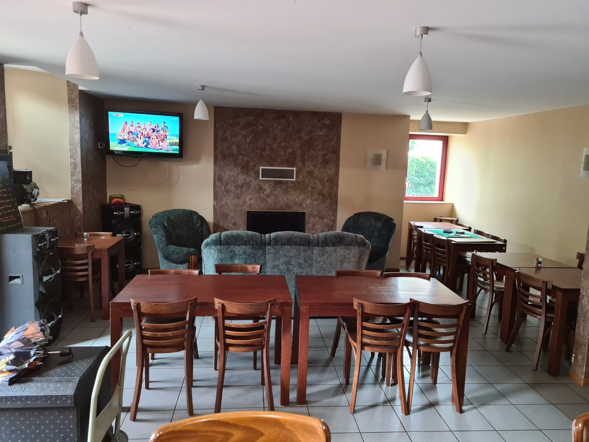 Au cœur du bourg de Leynhac, village situé dans le sud Cantal dans la vallée du Lot et proche de l'Aveyron, venez découvrir cet établissement de près de 240 m2 de surfaces utiles.
Cette gérance vous offre au 1er étage : 3 chambres d'hôtes avec salle de douches et wc , un espace commun équipée d'une cuisine et petit salon ainsi q'une buanderie.
En rez de chaussée, deux salles de restaurant d'une totalité d'environ 40 couverts, une cuisine professionnelle aux normes et un bar sous licence IV.  L'établissement contient également un appartement privatif T3 de 60 m2 avec accès privatif.
Chauffage au gaz, panneaux solaires ainsi qu'un insert, double vitrage.
Loyer 720 € TTC charges non comprises - 3 mois de caution demandés
Affaire à potentiel de développement pour toute personne ayant volonté de construire un projet épanouissant à la campagne et dans un environnement préservé.
Contacter la mairie de Leynhac au 04 71 49 04 92 / leynhac.mairie@wanadoo.fr pour toutes informations complémentaires et dépôt de dossier de candidature
Pour tout autre photos faire la demande