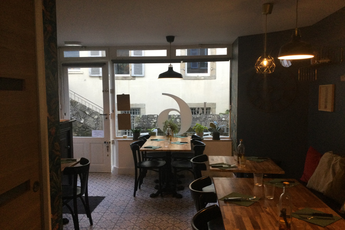 Charmant petit restaurant ,salle de 16 couverts, 8 couverts en extérieur. Situé en rue piétonne à 100 mètres du port de plaisance . Actuellement activité de pizzeria ,possibilité de restauration traditionnelle. 
Idéal pour couple en reconversion professionnelle. 
Ville côtière du Finistère en plein développement.
Vente du fonds de commerce. Loyer très correct.