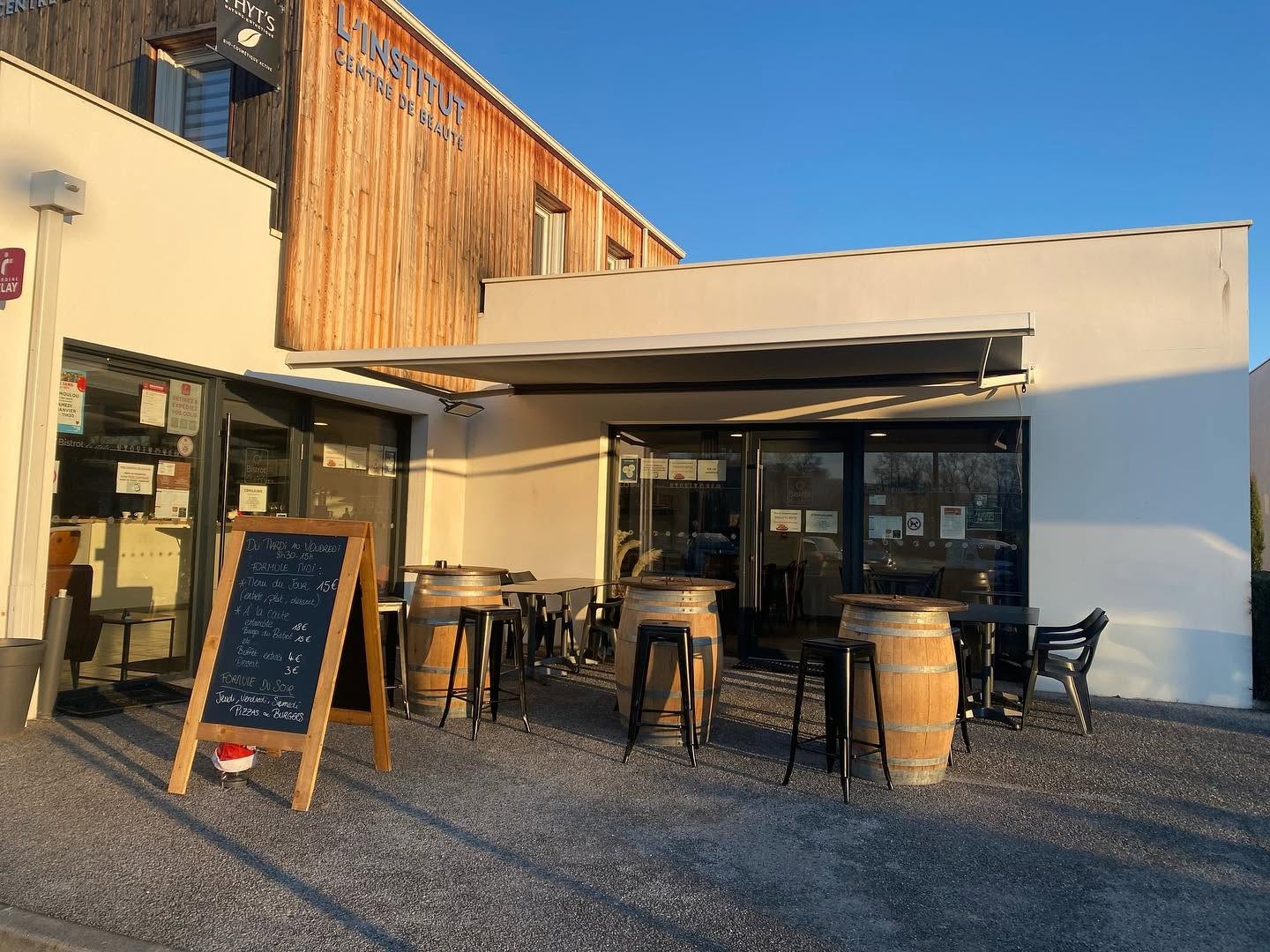 Bar Brasserie situé dans le village dynamique d'Artigueloutan (64), parmi d'autres commerces, face au stade, sur un axe de passage, avec un grand parking et le soutien de la municipalité