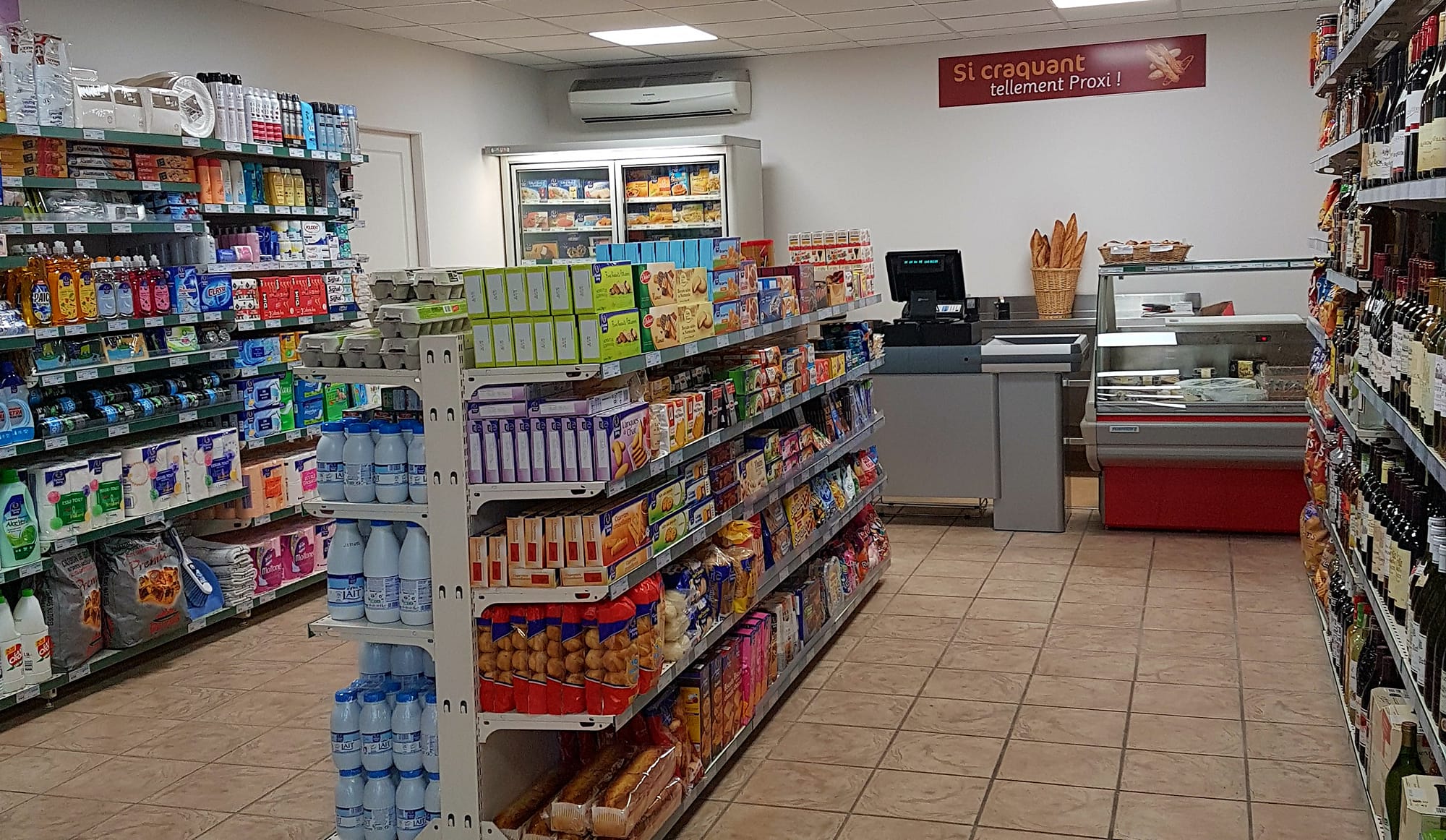 Vends fonds de commerce alimentaire épicerie sous enseigne nationale.

Idéalement situé au cœur du village dans une rue passante avec des parkings gratuits.

Commerce entièrement refait à neuf en 2018 d'une superficie de 100 m² de vente + 15 m² de réserve avec chambre froide.