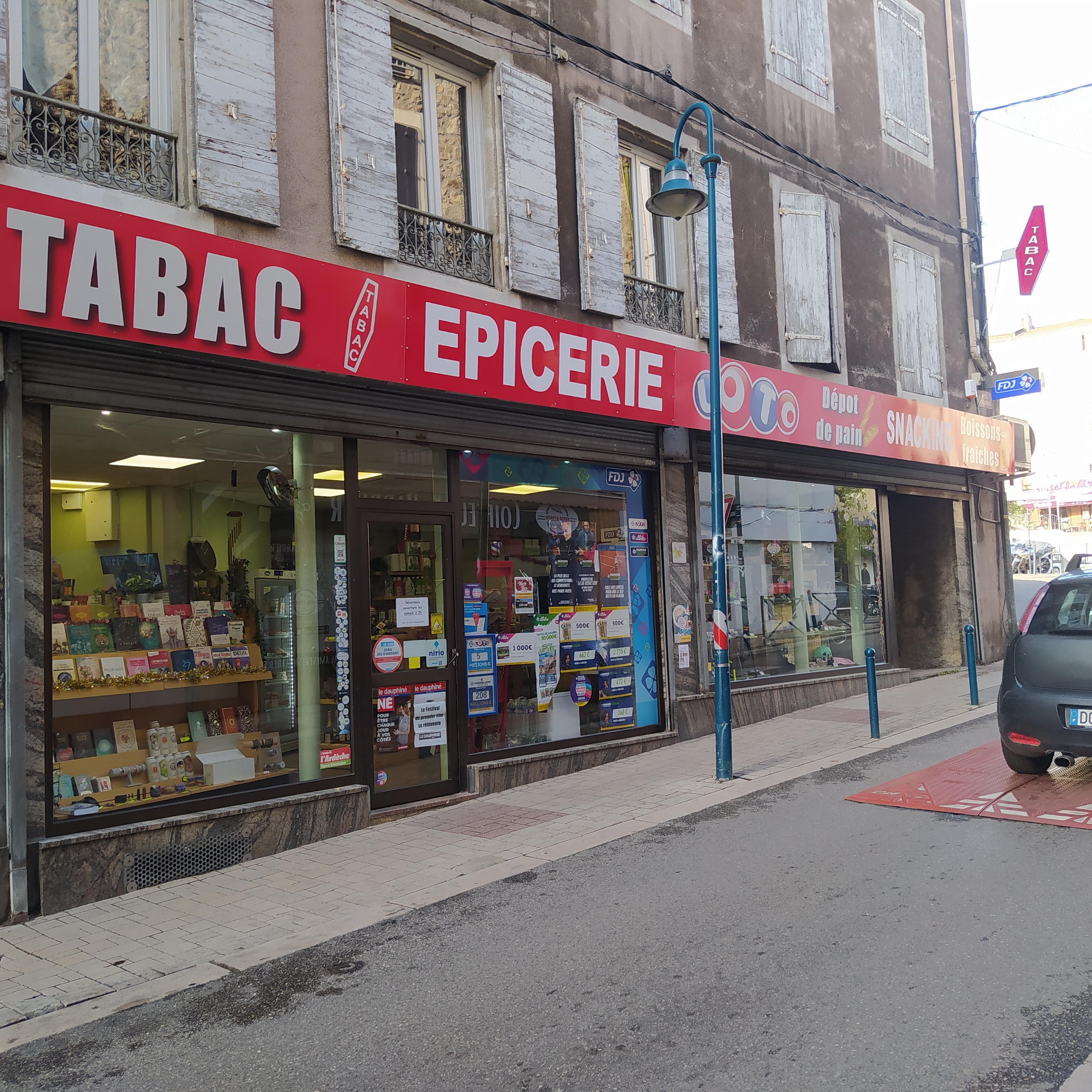 VENTE en ARDECHE Verte, TABAC Jeux de la FDJ, EPICERIE, le magasin est très bien tenu par le couple de gérants et 1 salariés à temps plein. Il est particulièrement apprécié de sa clientèle de quartier mais également des passants du fait de sa situation sur un axe très fréquenté. L'affaire est très saine et génère une excellente rentabilité qui permettra aux repreneurs de faire face aux remboursements d'emprunt tout en s'assurant de revenus confortables. Un apport minimum de 110K€ est souhaité pour réaliser l'ensemble de l'opération, reprise du stock compris. Le ratio prix/EBE = 2,16 est particulièrement attractif.
1 jour de fermeture hebdomadaire le mercredi, plus de 4 semaines de fermeture annuel.
Nous contacter pour davantage d'informations.