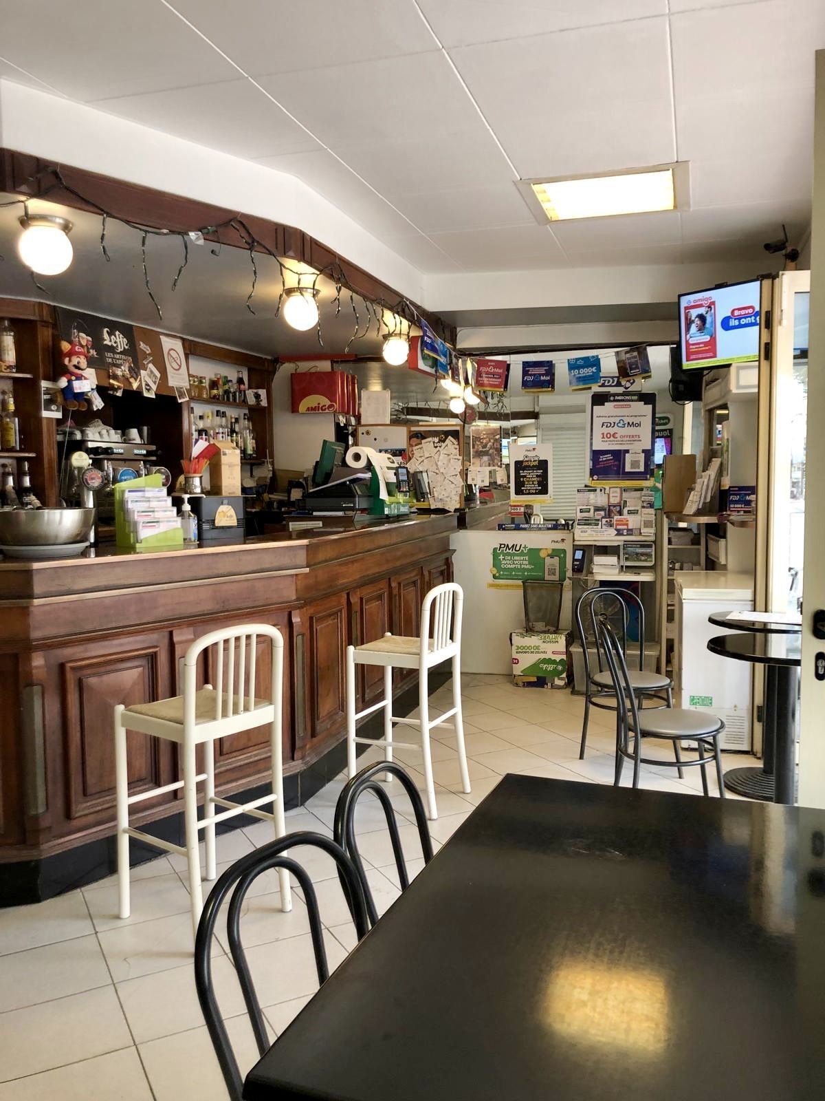 🏡 A VENDRE – BAR LICENCE 4, PMU, FDJ sur la place centrale d’une ville en plein cœur du Var.

Capacité d’accueil : 7 tables à l’intérieur et 6 tables à l’extérieur, avec possibilité d'extension à 20 tables en terrasse pendant les célèbres fêtes médiévales.

Cave pour stockage accessible depuis l’établissement.
Revenu FDJ réguliers.
Possibilité d'agrandissement avec un local voisin attenant avec façade donnant également sur la place. (Ouverture facile entre les deux bâtiments par l’ancien passage)

Logement au dessus du commerce possible (deux appartements en location)

Affaire avec activité régulière tout au long de l’année et touristique en saison dans une ville dynamique située à mi-chemin entre la mer et le parc naturel du Verdon, proche des grands axes.

📞 Pour plus de renseignements et visites, contactez-nous