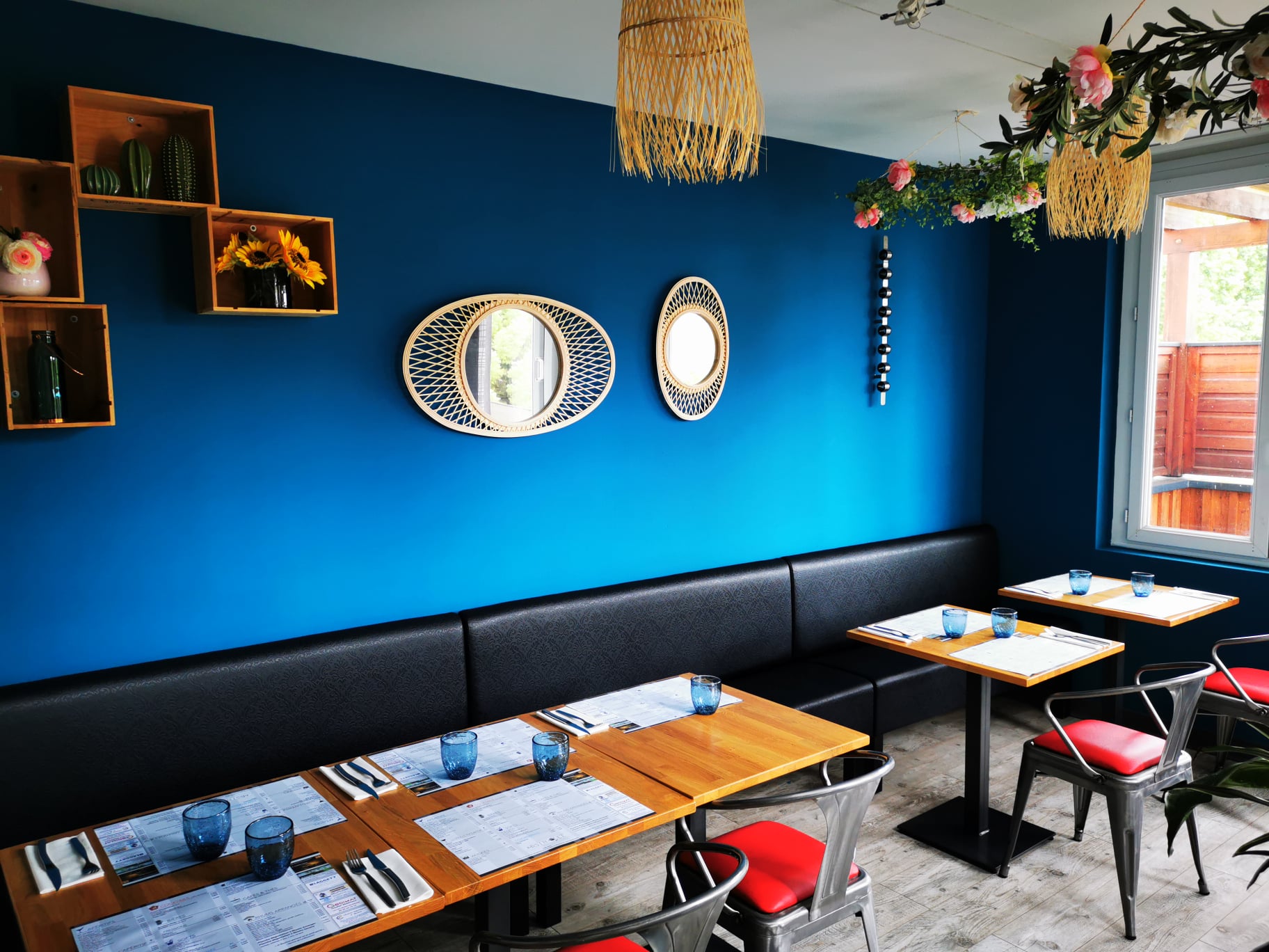 A vendre Murs et Fond Restaurant. Au cœur du village. Sud Charentes. Axe Angoulême/Libourne. Sans concurrence. Agencement neuf. Restaurant 35 places +Terrasse d’été ombragée 50 places. Bar extérieur. Licence IV. C.A.  en progression constante.
Dont 2 appartements : 1 logement de fonction, 2 chambres, cuisine ouverte équipée sur séjour/salon, WC, douche.
1 logement locatif, 3 chambres, cuisine ouverte équipée sur séjour, WC, douche.
Prix : 365 000 €