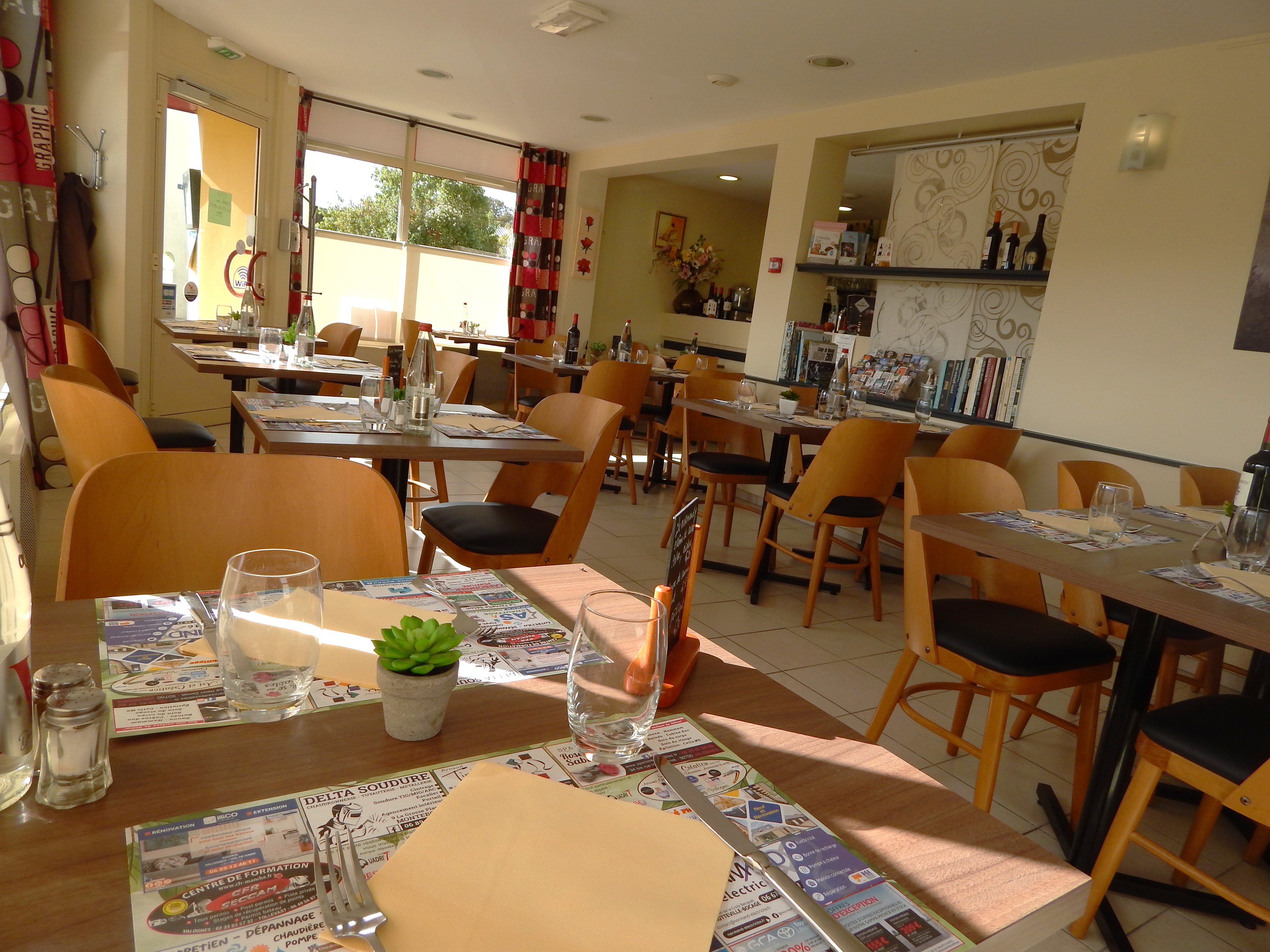 Restaurant, crêperie, bourg de 3000 habitants, proche Sainte Mère Eglise (site du débarquement 1944).
2 salles avec une capacité totale de 42 personnes.
Terrasse extérieur coté jardin.
Idéal pour un couple.
Places de parking devant le restaurant.
Cuisine avec grillades, friteuse, 2 galetières, four mixte, salade chef, 4 feux vifs, plaque cuisson, armoires réfrigérées  positive et négative.
Logement au dessus sur 2 niveaux avec 3 chambres, une grande pièce de vie, 2 salle d'eau, 2 WC.
Prix affiché murs et fond de commerce.