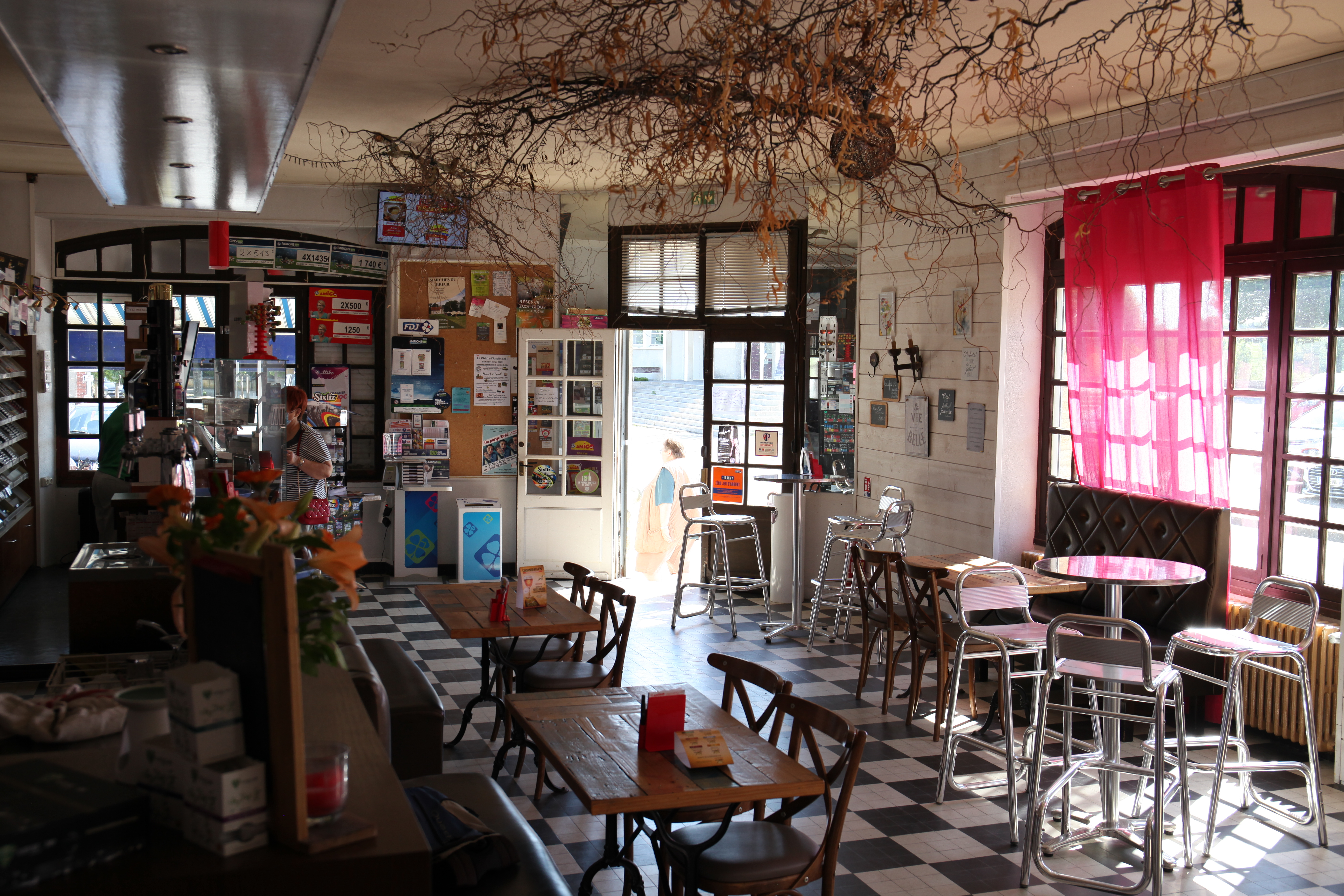 a vendre bar tabac hôtel restaurant Fdj  une surface total de 600 m2 grande salle de restaurant de 70 couvert environ inexploitée les gros travaux de mise aux normes effectué reste a équiper les cuisine et le restaurant . très gros potentiel établissement situé en place centrale de saint benoit du Sault village classé des plus beaux villages de France. le plus gros débit de tabac a 25km a la ronde hôtel entièrement refait a neuf 5 chambre avec salle de bain et wc privé et cuisine personnelle réservé aux client de l'hôtel , pratique pour société ou groupe. grande salle de bar avec salon. établissement aux normes de sécurité incendie et alarme video avec fumigène de dernière génération. affaire avec un très gros potentiel de développement entre 250 et 300 client jours. vente fond de commerce 220000 euros et possibilité achat murs
