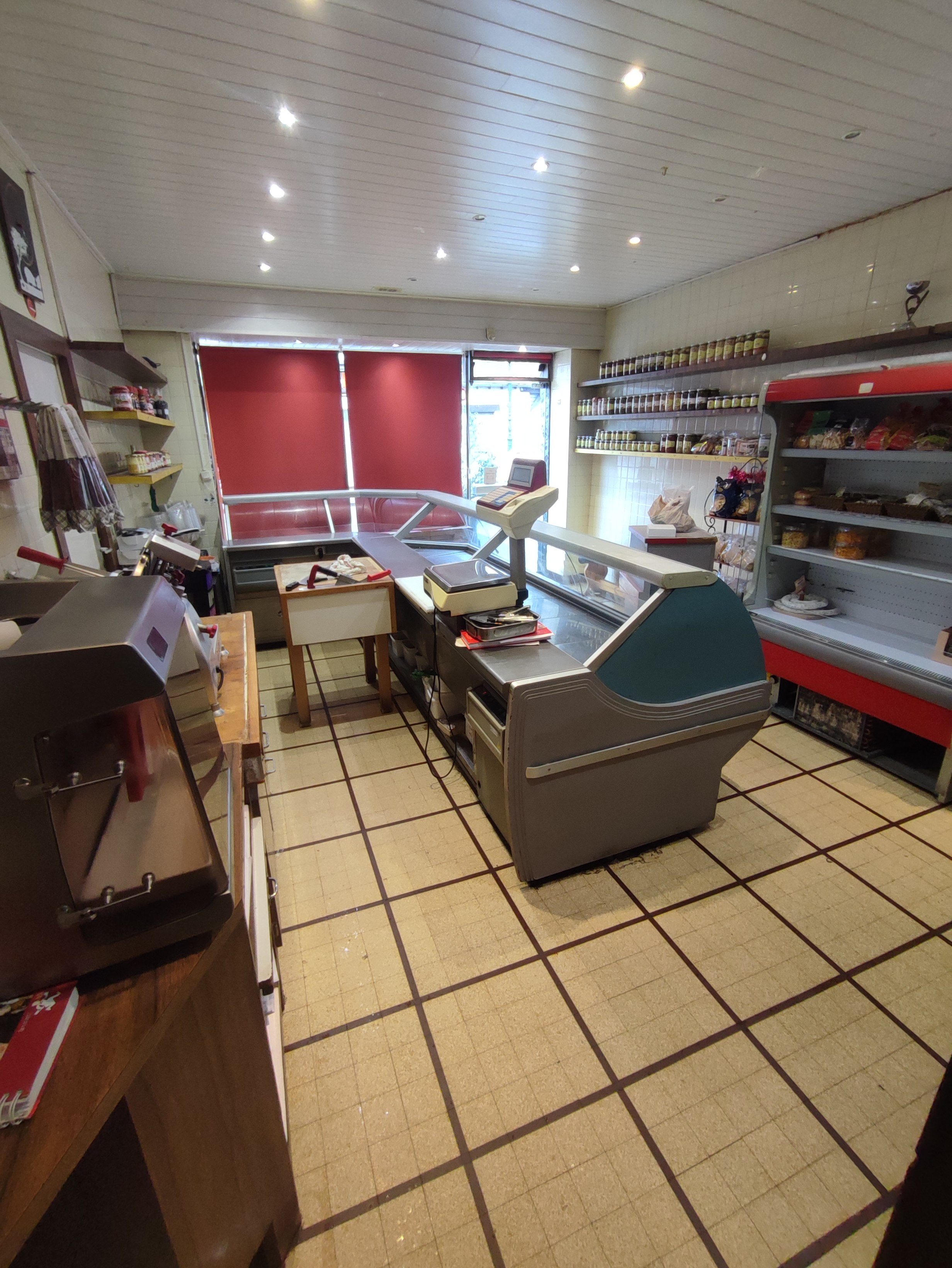 Vend boucherie charcuterie traiteur située dans un charmant petit village de l'Essonne 
Installé depuis 2004 
Logement spacieux avec grande cour et petit espace vert+ coin terrasse pour les beaux jours 
Loyer 2500€ TTC ( boutique et logement)
Bon CA pour pour 3 jours et demi d'ouverture par semaine 

Tél 06 03 38 56 20 
Laisser votre message si répondeur