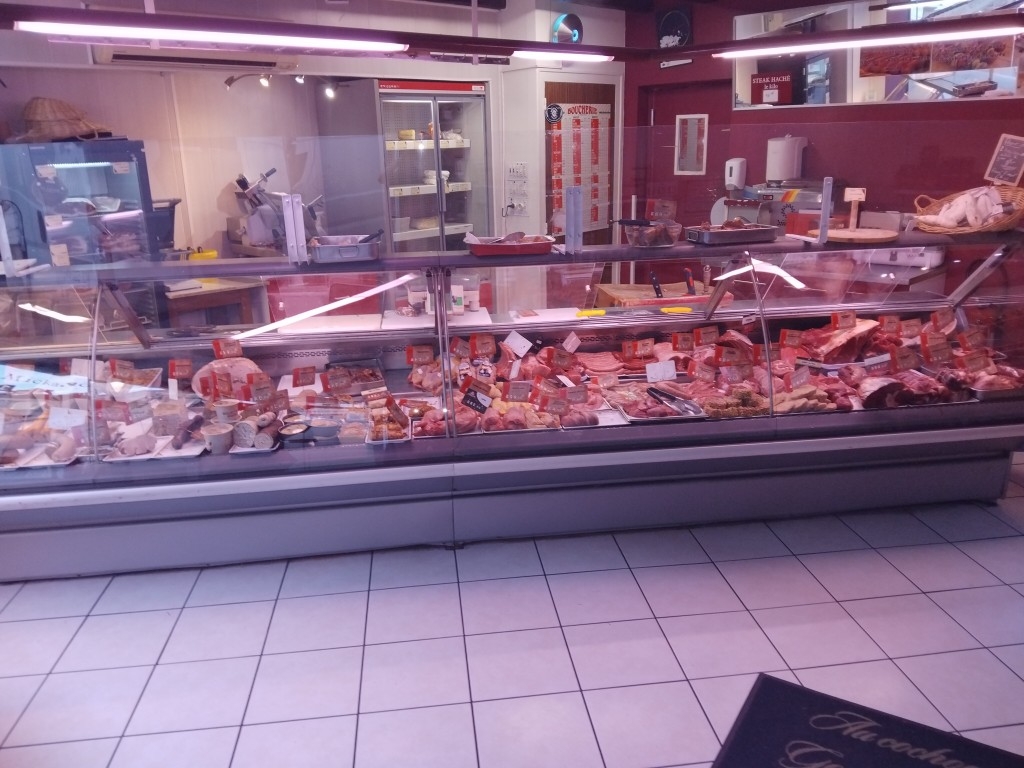 Boucherie Charcuterie Traiteur, 80% de charcuterie, plats cuisinés fabriqués maison.
Grand laboratoire de fabrication et de découpes, matériels ressent ou en cours de changement.
Possibilité de logement