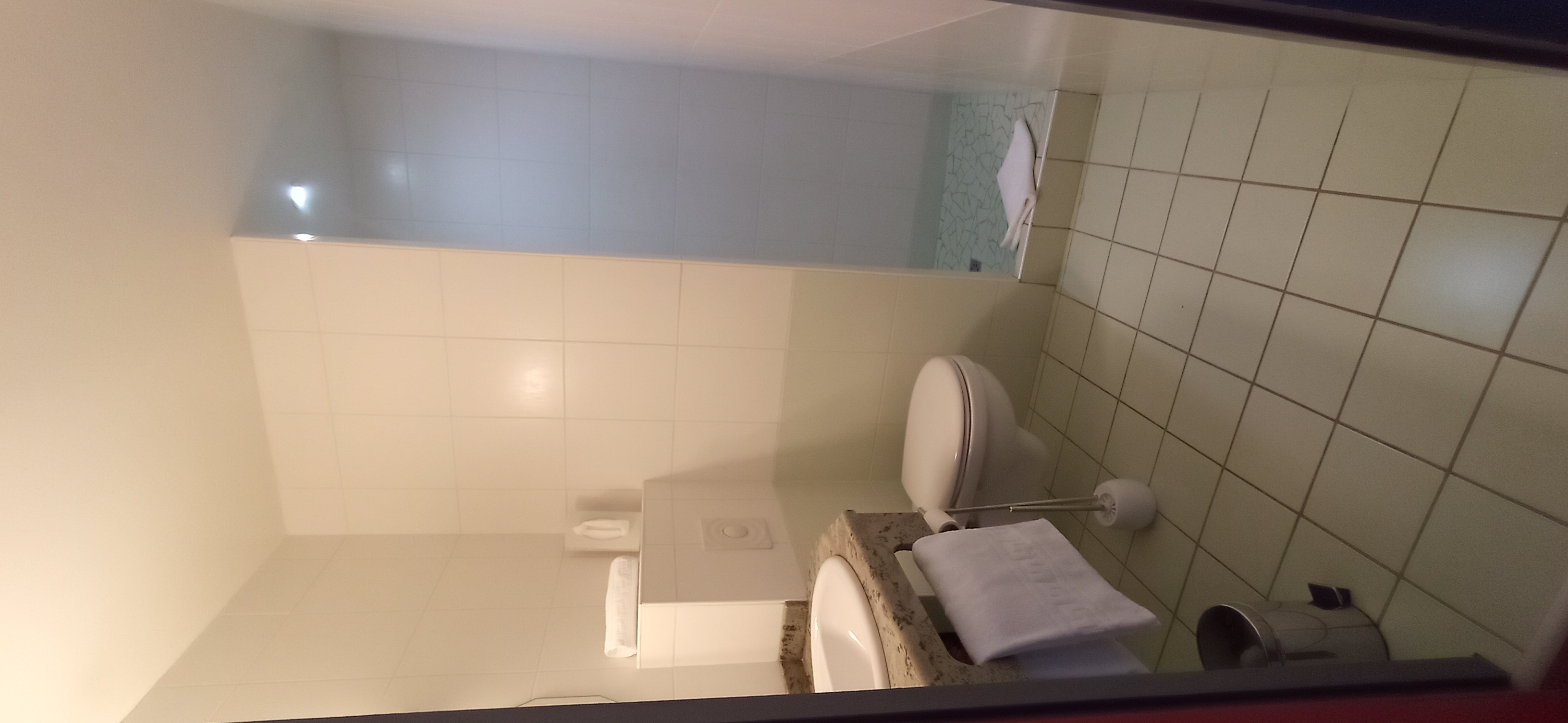 Situé au cœur d’YSSINGEAUX, sous-préfecture dynamique de Haute-Loire et carrefour entre Saint-Étienne et Le Puy-en-Velay, l’Hôtel Le Cygne est un établissement reconnu bénéficiant d’une excellente visibilité en centre-ville et d’une clientèle fidèle professionnelle et touristique. 

L'établissement exploité sous enseigne Logis Hôtels dispose de 10 chambres pour 28 couchages, d'une surface d'environ 630 m², d'un parking privé, d'une terrasse et d'un espace petit-déjeuner récemment modernisé. Les chambres ont bénéficié d'investissements récents : renouvellement de la literie, téléviseurs et divers équipements. 

L'hôtel accueille principalement une clientèle professionnelle à l'année (entreprises, techniciens, commerciaux, grands comptes) ainsi qu'une clientèle touristique en saison. La situation géographique permet également de bénéficier des flux liés au lycée agricole, à l'École Nationale Supérieure de la Pâtisserie et aux nombreux événements du territoire. 

L'établissement était classé 2 étoiles jusqu'en 2023 et répond toujours à un niveau de prestation correspondant à cette catégorie. Il est référencé au sein du réseau Logis, véritable atout commercial et de visibilité. 

Fort potentiel de développement :
- réactivation d'une activité restauration ;
- création d'un espace bien-être/spa ;
- développement commercial et digital ;
- aménagement du 3ᵉ étage actuellement libre, permettant la création de 5 chambres supplémentaires, suites, appartements ou logement de fonction. 

Les réseaux (eau, électricité, évacuations) sont déjà en attente. 
Le fonds est exploitable immédiatement sans investissement majeur. Il conviendra parfaitement à un couple souhaitant reprendre un établissement bénéficiant d'une clientèle existante et d'un important potentiel d'évolution. Le cédant est disposé à accompagner le repreneur pendant un mois afin de faciliter la transmission. 

Prix du fonds de commerce hôtel : 99.000 €

Loyer mensuel : 1.560 €

Bail commercial jusqu'au 01/07/2028. 

Possibilité complémentaire d'acquérir le fonds de commerce bar-restaurant situé en face de l'hôtel (licence IV, 16 places intérieures + 25 en terrasse, cuisine professionnelle refaite à neuf en 2021), pour 40.000 € supplémentaires.

Une opportunité rare pour reprendre un établissement emblématique d’YSSINGEAUX, disposant d'une clientèle récurrente et de nombreuses perspectives de développement.

La CCI n’intervient à aucun moment dans la transaction et ne perçoit aucune commission sur la vente. En cas de reprise de l’établissement, nous vous invitons à prendre contact avec votre conseiller CCI afin d’étudier les dispositifs d’aides et de subventions mobilisables pour accompagner d’éventuels investissements : travaux de rénovation, acquisition de matériel, mobilier, ou tout autre projet de modernisation.