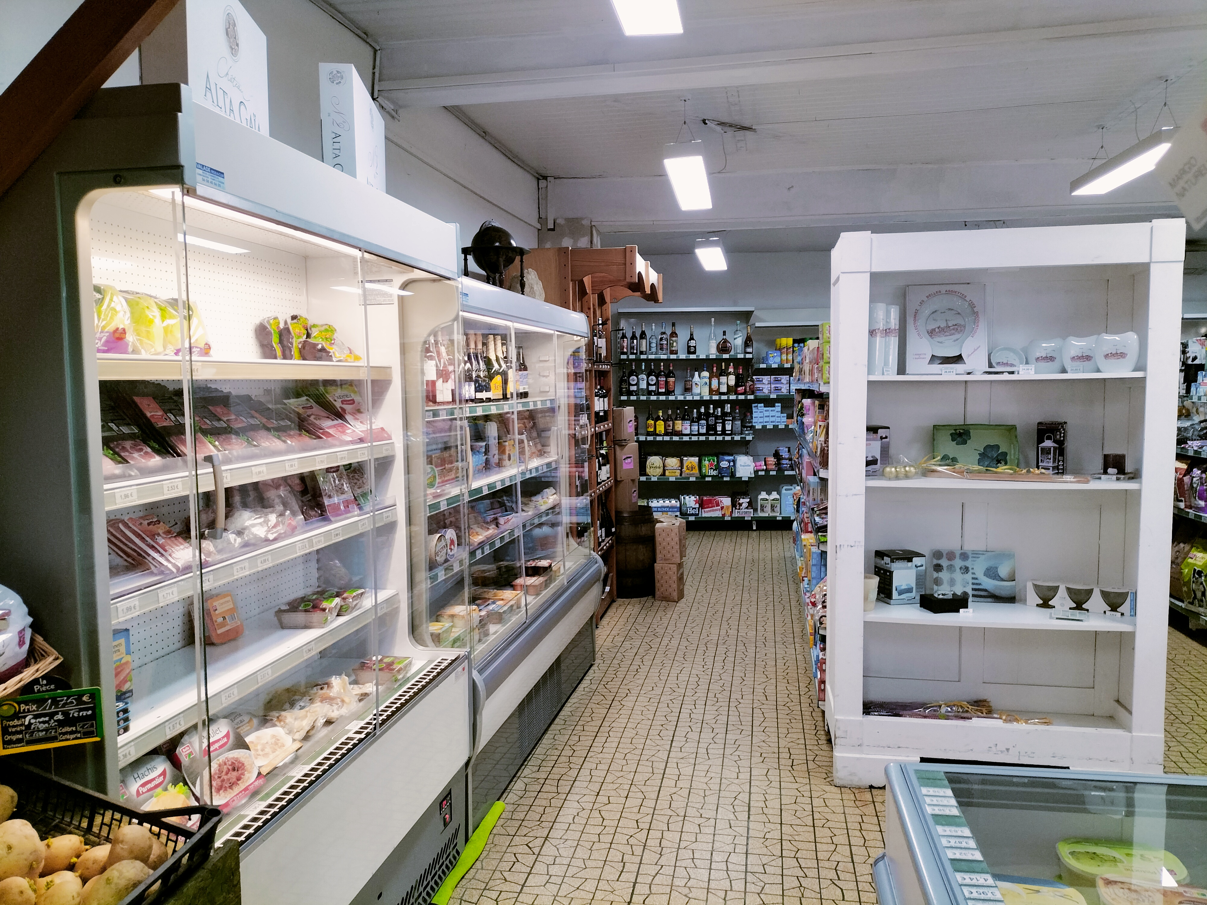 A vendre fond de commerce multi services rural .
Tabac , point poste , FDJ , alimentation , relais colis (Pickup et Amazon) , presse , gaz , cadeaux.
surface de vente 120m2 , réserve 5m2 , bureau 20m2.
bail commercial jusque 2030
Pas de salarié
Vente pour cause de départ a la retraite.
Situé dans un village actif .