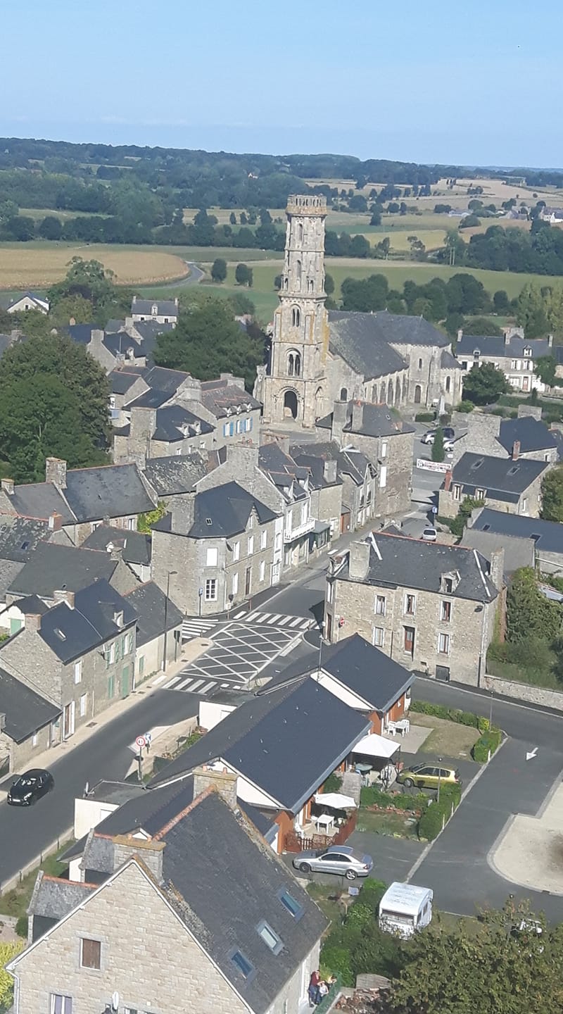 La Mairie d'Yvignac La Tour (22-Cotes d'Armor-Bretagne) investit en construisant en centre bourg (1200 habitants dans la commune) un local à usage de Boulangerie Patisserie avec Commerce.
L'activité pourra être complétée par une activité Epicerie.
Le chantier sera terminé à l'été 2025.
Il n'y a pas pas d'autre commerce de ce type dans la commune ni dans certaines communes voisines.
Le bourg est traversé par une départementale (Dinan - Broons) sur laquelle transite plus de 3000 véhicules par jour.
Un grand parking à proximité permet un arrêt facile dans les 2 sens de circulation.
L'exploitant devra aménager le local en installant le matériel nécessaire au bon fonctionnement du commerce.
L'exploitant pourra bénéficier d'aides financières à l'installation, de la Région Bretagne, de Dinan Agglomération et de l'Etat.
La Chambre des Métiers et de l'Artisanat des Cotes d'Armor pourra accompagner l'exploitant dans ses démarches administratives et de recherche d'aides.
La commune d'Yvignac la Tour est placée en zone France Revitalisation Rurale qui permet à l'exploitant de bén