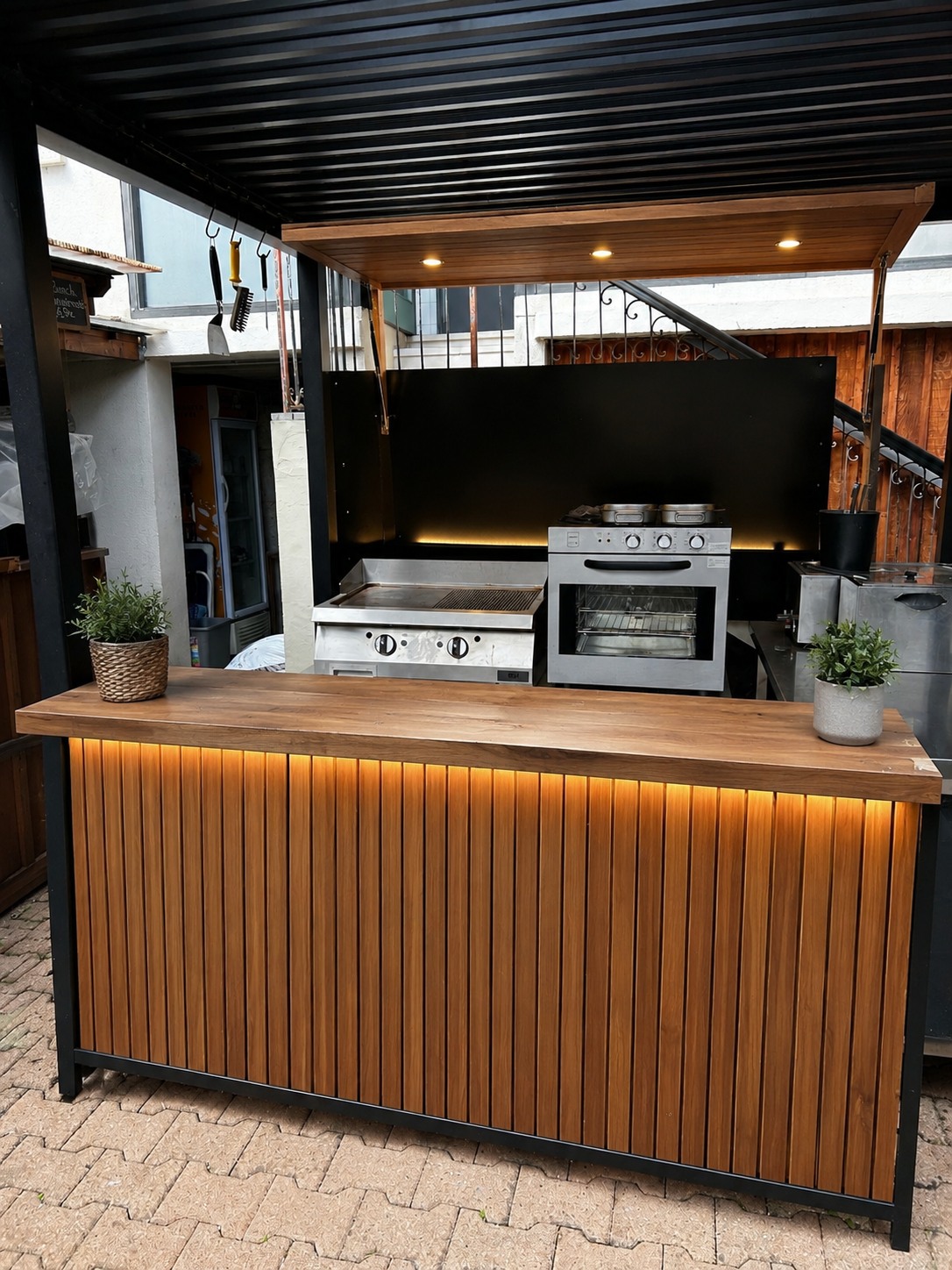 A vendre Murs et Fond Restaurant.
Les atouts: Au cœur du village. Sud Charentes. Axe Angoulême/Libourne. Sans concurrence. Agencement neuf. Restaurant 35 places +Terrasse d’été +Cuisine d'été, ombragée 50 places. Bar extérieur. Licence IV. C.A.  en progression constante.
Dont 2 appartements : 1 logement de fonction, 2 chambres, cuisine ouverte équipée sur séjour/salon, WC, douche.
1 logement locatif, 3 chambres, cuisine ouverte équipée sur séjour, WC, douche.
Prix : 370 000 €