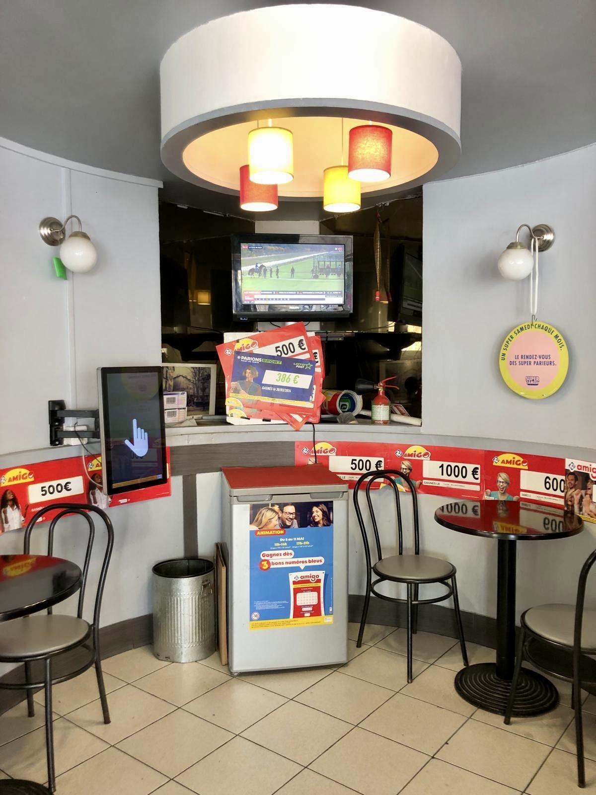 🏡 A VENDRE – BAR LICENCE 4, PMU, FDJ sur la place centrale d’une ville en plein cœur du Var.

Capacité d’accueil : 7 tables à l’intérieur et 6 tables à l’extérieur, avec possibilité d'extension à 20 tables en terrasse pendant les célèbres fêtes médiévales.

Cave pour stockage accessible depuis l’établissement.
Revenu FDJ réguliers.
Possibilité d'agrandissement avec un local voisin attenant avec façade donnant également sur la place. (Ouverture facile entre les deux bâtiments par l’ancien passage)

Logement au dessus du commerce possible (deux appartements en location)

Affaire avec activité régulière tout au long de l’année et touristique en saison dans une ville dynamique située à mi-chemin entre la mer et le parc naturel du Verdon, proche des grands axes.

📞 Pour plus de renseignements et visites, contactez-nous