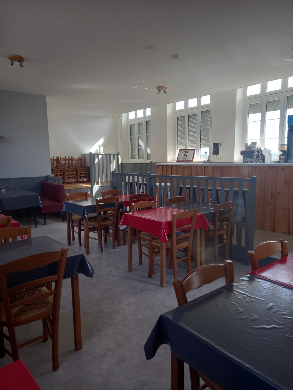 Saint Maurice près Crocq
Restaurant communal à louer
Belle opportunité pour développer une activité de restauration dans un cadre paisible et verdoyant.
Ce bien se compose :
Salle d’environ 30 couverts
Cuisine professionnelle entièrement équipée
Réserve et espace de stockage
Terrasse extérieure
Un parking à proximité pour la clientèle

Profil recherché : permis d’exploitation, professionnel expérimenté.
Visite et informations sur demande.
Joindre un CV et une lettre de motivation