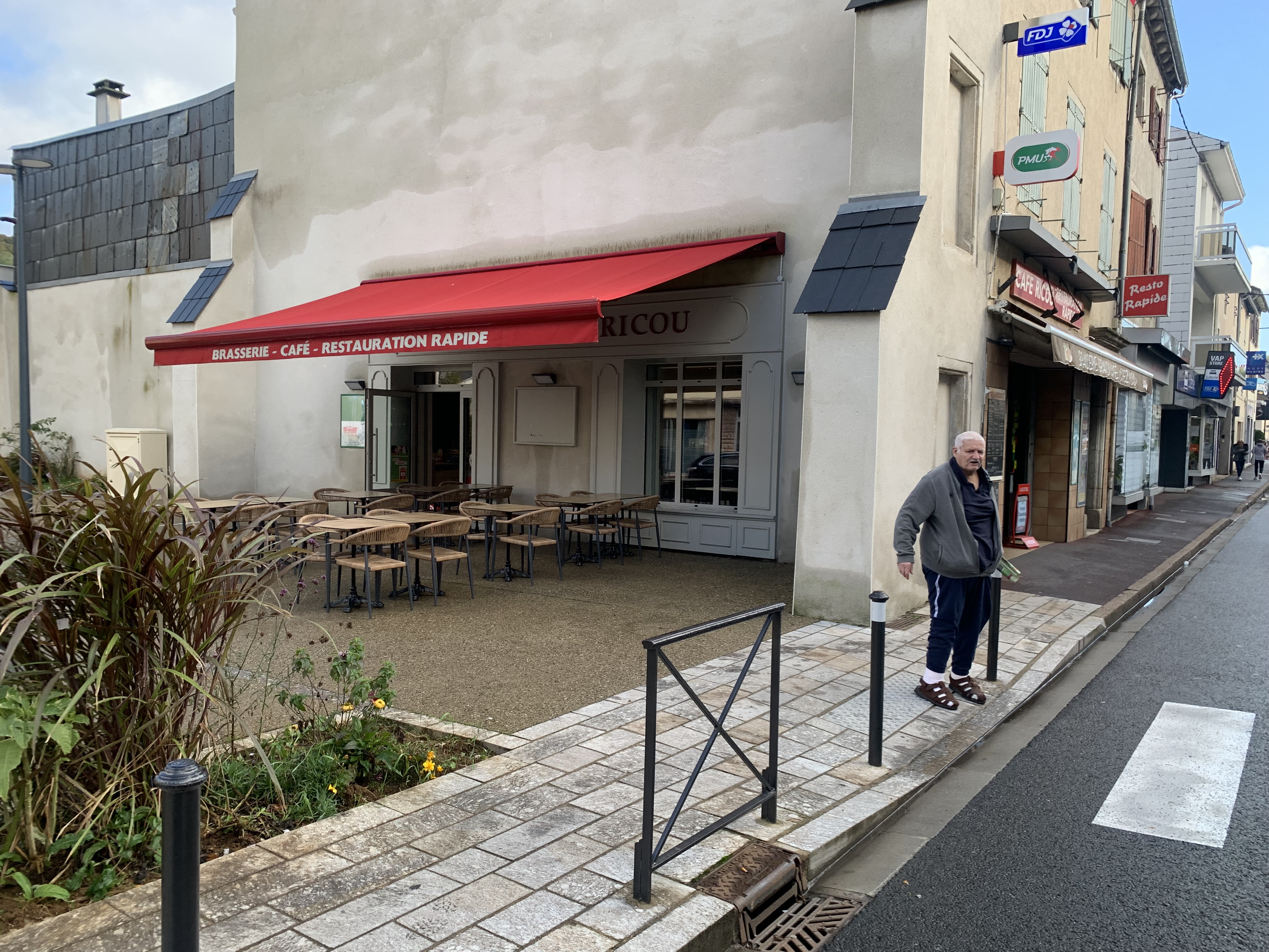 Description
Dpt Tarn (81), à vendre LACAUNE Bar - Brasserie

Opportunité Exceptionnelle à Saisir !

Vous recherchez une affaire florissante dans un cadre pittoresque ? Ne cherchez plus ! Nous avons le plaisir de vous présenter ce magnifique fonds de commerce d'un bar-brasserie avec PMU et Française des Jeux, accompagné de la vente des murs, situé au cœur d'un village touristique. 
Lacaune les bains 90km (1h15mn) de la méditerranée et 200 km des Pyrénées

Description des Locaux :

Rez-de-chaussée : Le bar-brasserie, aménagé avec goût, offre une capacité d'accueil de 60 places à l'intérieur et 50 places en extérieur sur une splendide terrasse agrémentée d'une fontaine d'eau. La cuisine traditionnelle et la restauration rapide ravissent une clientèle habituée locale, familiale et touristique de passage.
Premier Étage : Un appartement de type T2, parfait pour le propriétaire ou le gestionnaire.
Deuxième Étage : Un appartement de type T3, idéal pour un investissement locatif ou un logement de fonction.
Potentiel de Développement :

Avec son emplacement privilégié au sein d'un village touristique, cette affaire offre un fort potentiel de développement. Que ce soit par l'organisation d'événements, l'extension des horaires d'ouverture ou la diversification de l'offre, les possibilités sont nombreuses pour augmenter le chiffre d'affaires et la rentabilité de l'établissement.
Points Clés :

Emplacement de choix dans un village touristique
Clientèle locale, familiale et touristique de passage
Infrastructure complète avec bar, brasserie, PMU et Française des Jeux
Belle terrasse extérieure avec fontaine d'eau
Cuisine traditionnelle et restauration rapide
Appartements T2 et T3 inclus dans la vente des murs

Possibilité d'acquérir uniquement le fonds de commerce