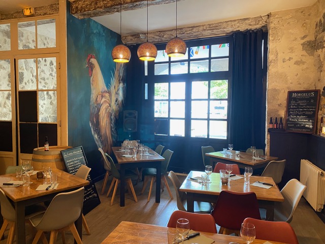Vente du fond ou Murs et fond
appartement à l'étage  + maison indépendante

Situé au cœur du village historique de Sos, aux portes des Landes et du Gers,
cadre unique sous les arcades.
le restaurant offre une atmosphère conviviale et chaleureuse, avec un bar et une cheminée (pouvant être utilisée pour les grillades au feu de bois.)  À l’extérieur la terrasse sous les arcades et sur la place offre un lieu unique. Possibilité d'organiser des concerts et animation.

Les atouts :  Salle pleine de charme de 30 couverts avec cheminée, + terrasse sous les arcades + terrasse sur la place 
Bar extérieur l'été, et  les marchés des producteurs (apportent un complément d’activité en pleine saison estivale.) 
Cuisine professionnelle équipée
Clientèle internationale et locale

Fort potentiel 
possibilité de développement
Logement sur place

LES ALENTOURS
Les paysages mêlent vignobles d’Armagnac, champs de tournesols, forêts et bourgs historiques. La région se prête à la randonnée, au vélo et à l’équitation, tandis que les producteurs de vins et d’Armagnac contribuent à son attrait touristique.
Nérac et Eauze se trouvent à environ 25 km, Condom à 30 km et Agen à 50 km.