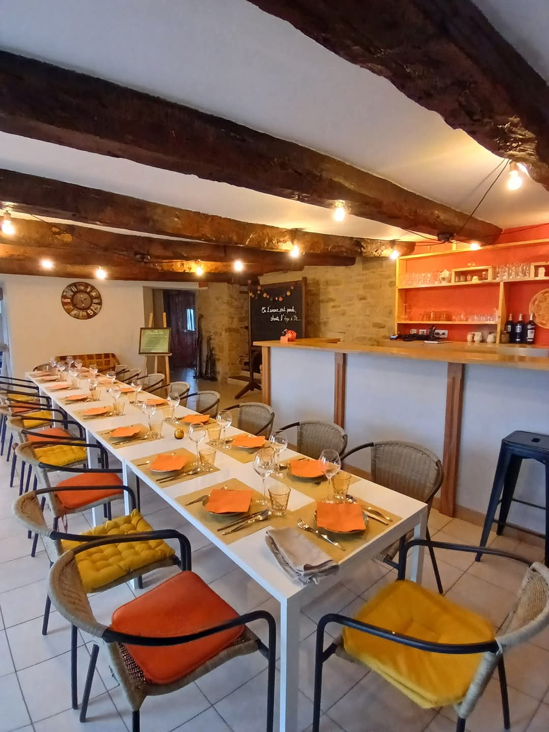 Le bar restaurant communal de Montclar en Aveyron est actuellement disponible à la location et la municipalité  recherche activement  ses futurs gérants enthousiastes, énergiques et professionnels dans le domaine de la restauration.
Ce magnifique établissement dispose d'un cadre chaleureux, aussi bien en intérieur avec ses différentes salles et sa cuisinière à bois neuvee qu’en extérieur avec sa vue panoramique,  idéal pour offrir des repas délicieux et mémorables à vos clients.
Le loyer mensuel s'élève à 600 € HT incluant un appartement avec 2 chambres, 1  bureau, 1 pièce à vivre attenant au restaurant ( cuisine équipée: four, plonge, friteuse, lave vaisselle, hotte, chambre froide.....). Cela représente donc une opportunité pour les futurs gérants de vivre sur place et ainsi s’investir plus facilement dans leurs activités. Les salles de restaurants et les terrasses sont équipées de mobiliers neufs.
Nous  cherchons des personnes passionnées par la gastronomie et ayant une expérience dans la gestion d'un bar/restaurant. Cet établissement offre également plusieurs autres opportunités qui peuvent compléter votre offre : épicerie, dépôt de pains, journaux……La commune mettra à disposition gracieusement la licence IV aux futurs gérants.
Notre choix se portera sur des candidats ouverts au dialogue, respectant une ouverture régulière des lieux et prêts à s’investirent pour le village et ses habitants attachés à ce lieu de vie .
Vous pouvez nous transmettre votre dossier de candidature par courrier à Mairie de Montclar 12550 MONTCLAR ou par mail à mairie@montclar12.fr.
Si vous désirez plus d'informations concernant la reprise de cet établissement, n'hésitez pas à contacter la mairie au 05.65.99.75.06.
OFFRE RESERVEE UNIQUEMENT AUX PROFESSIONNELS DE LA RESTAURATION.