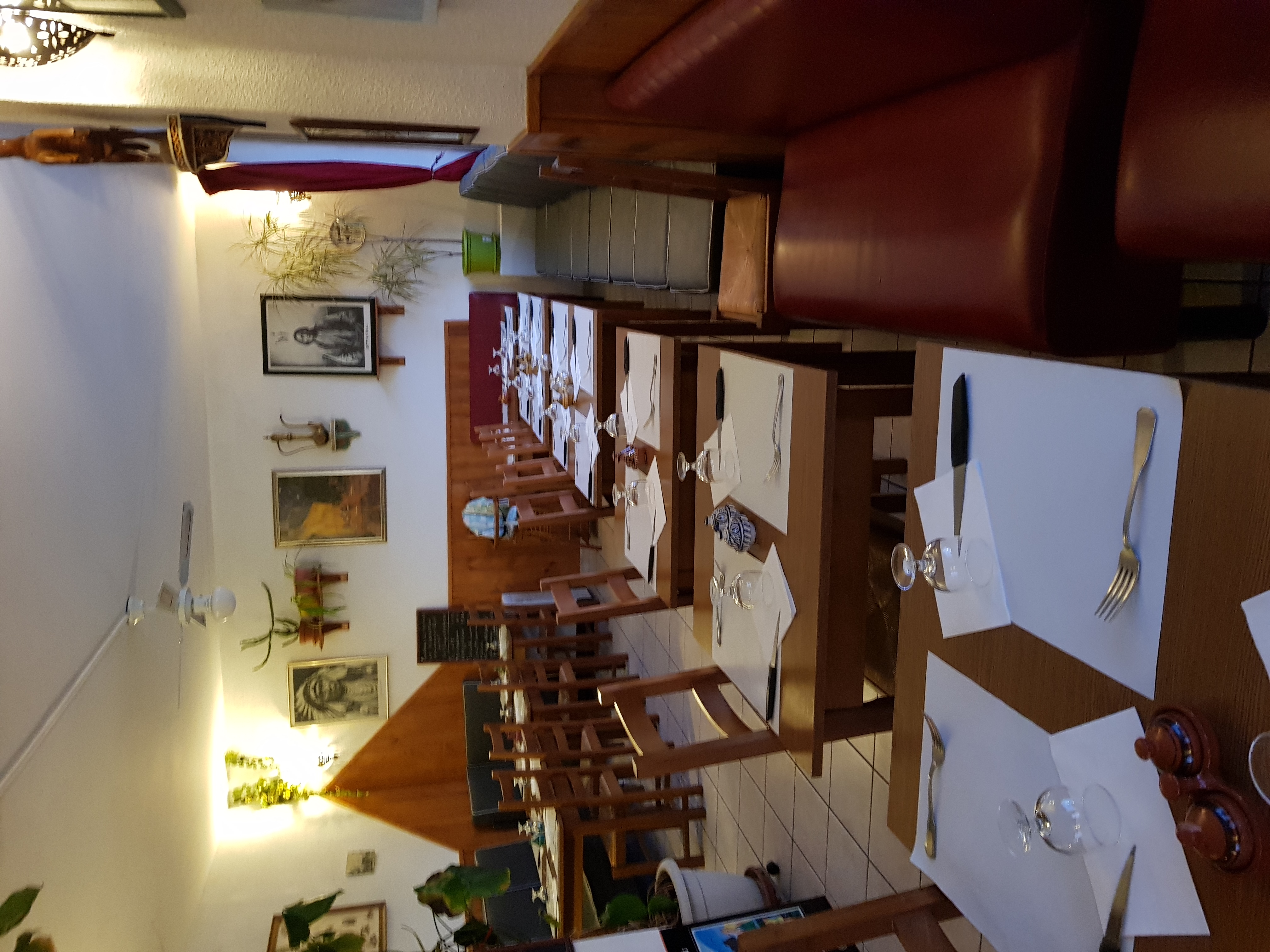 Cession pour départ à la retraite d'une Pizzeria/Brasserie située à Alvignac” joli village touristique de Cauvaldor au Nord du Lot (46). à proximité d’un Casino dans une  commune  entourée de sites touristiques d’envergure comme Padirac et Rocamadour.

l'activité est soutenue  grâce à une clientèle fidèle et des touristes nombreux aux beaux jours. L'établissement est parfaitement situé dans le centre du village. 
Au RDC, un restaurant très bien équipé avec une salle à manger de  40 places assises, et une terrasse de 30 places assises, sanitaire et diverses dépendances pour le stockage, un petit jardin 100m2 environ  est également situé à l'arrière de l'immeuble.

à l’étage 2 logements de 40m2 chacun  en très bon état, double vitrage, chauffage électrique, trois  compteurs électriques  et d’eau privés et commerce séparés.

En activité par les gérants actuels depuis 18 ans,  cette affaire est idéale pour se lancer à son compte souhaitant s'épanouir dans un magnifique village, offrant un cadre de vie agréable et plein de charme avec un potentiel de développement certain.

Prix de vente: 140000€ pour les murs 
65000€ pour le FDC à négocier 

Ne manquez pas cette occasion unique de prendre en main cet établissement à potentiel de développement prometteur.

DPE récemment réalisé.

Chiffre d'affaires (HT) : 136644€
L'excédent Brut d’exploitation (EBE) : 15192 €