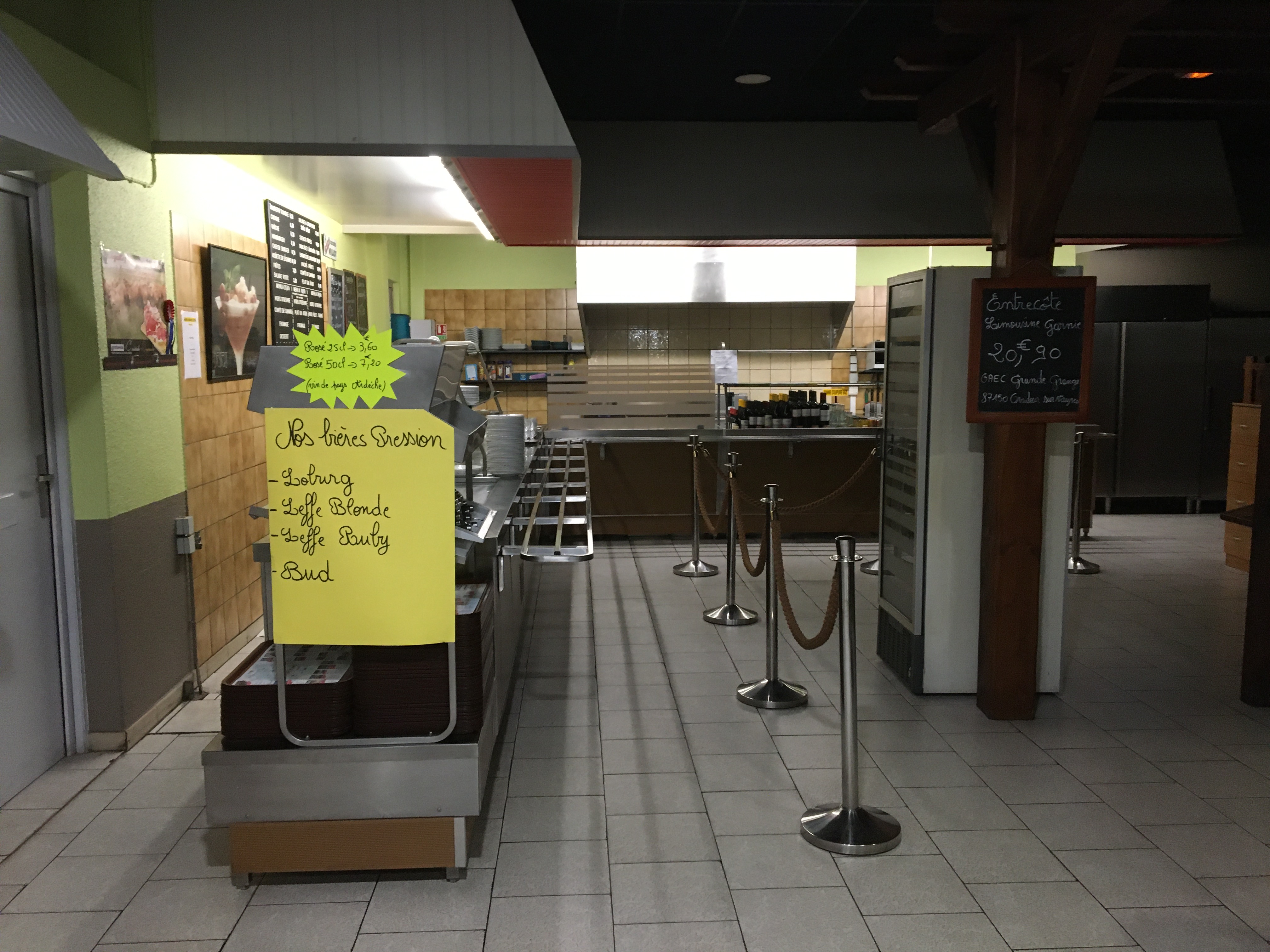 Nous vendons pour cause de retraite prochaine.
Fond et murs Cafétéria,bar et salle de billards Anglais .
Pour plus de renseignements n'hésitez pas à me contacter .
Tel :0671514970
