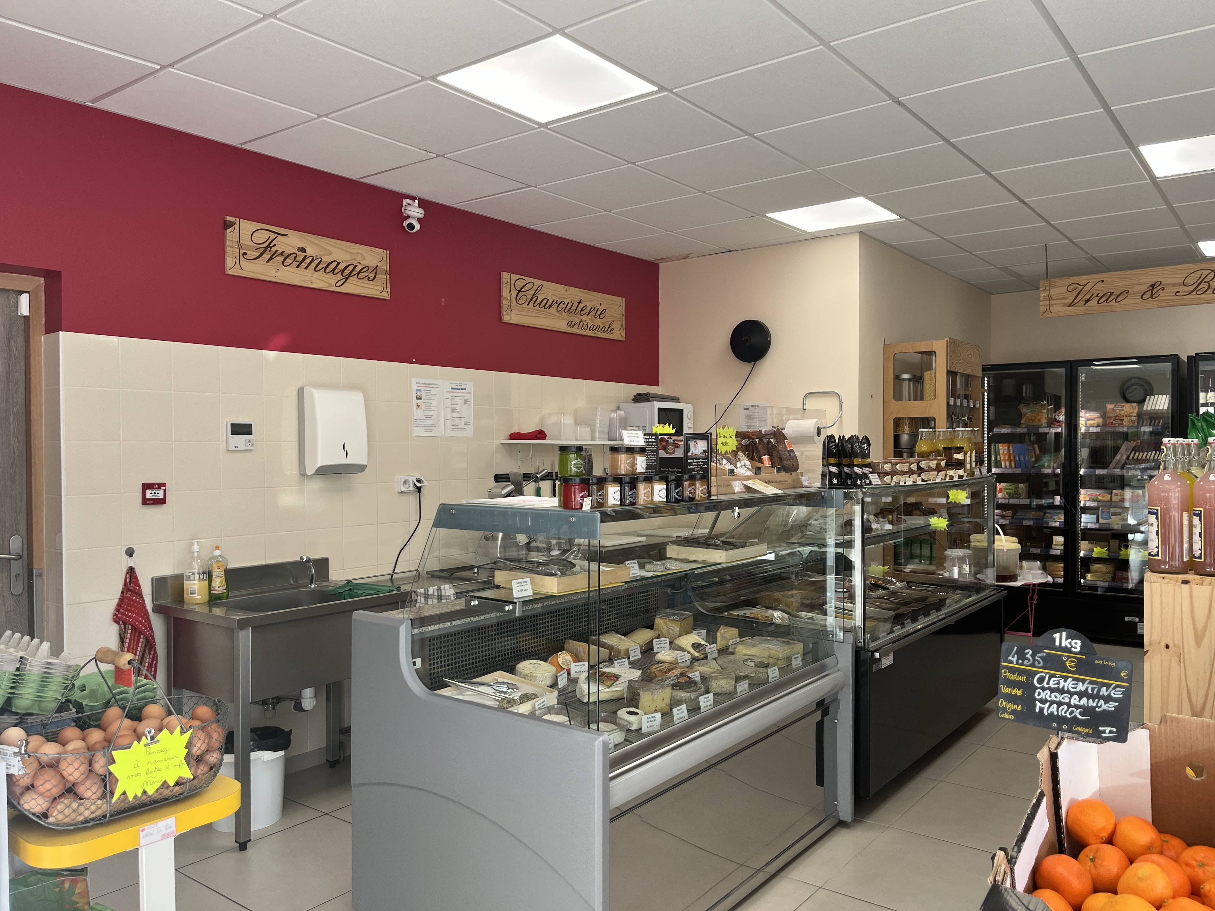 Cause retraite, 
VEND EPICERIE MULTI SERVICES idéalement située.

Au cœur d’un village d’environ 1 000 habitants, porté par un tissu associatif dynamique et vivant, notre épicerie est un véritable point de rencontre.

Son grand parking vous permettra de vous garer très facilement.

A proximité de l’étang communal, de nombreux aménagements sont à disposition pour pique-niquer et se poser dans un environnement bucolique.

Clientèle fidèle et attachée à son commerce de proximité.
Produits locaux et circuits courts au centre de l’offre.
Les nombreux producteurs de la commune sont prêts à travailler avec vous et à poursuivre cette belle collaboration.

Un commerce comme celui-ci est un micro-écosystème : petite restauration, paniers pique-nique pour cyclistes, dépôt de pain, produits régionaux, … L’économie locale adore les lieux qui savent raconter une histoire.

Situation privilégiée sur le parcours de la Loire à Vélo, entre Blois, Chaumont-sur-Loire, Chenonceaux et Tours : passage régulier de cyclotouristes et visiteurs en quête d’authenticité.

Magasin lumineux proposant 80m² de surface de vente, bien agencé, avec matériel récent en excellent état, quai de livraison, réserve, chambre froide, bureau.
Fort potentiel de développement : possibilité d’étoffer la gamme de produits et de services.
CA 2025 : 263 400€

Une opportunité rare pour allier qualité de vie, ancrage local et projet entrepreneurial.
Ici, on ne reprend pas seulement un commerce — on devient un maillon essentiel d’un village qui respire, qui échange, qui partage.