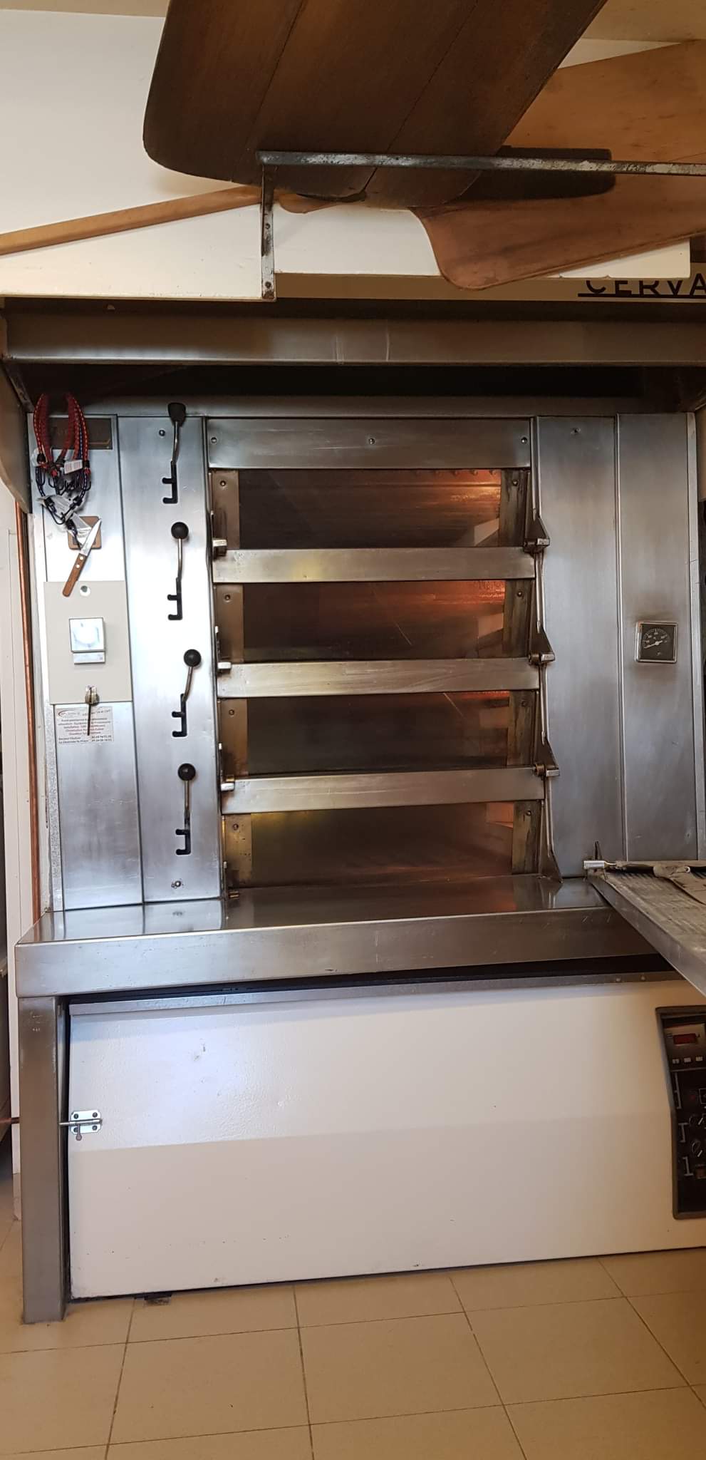 URGENT CAUSE SANTE !  80 000,00 EUROS 27% DU CHIFFRE D’AFFAIRES ! A vendre boulangerie pâtisserie snacking, licence IV et tabac (possibilité de l’arrêter), possibilité restaurant, bar tabac…., gros potentiel !
FERMETURE SAMEDI ET DIMANCHE. Ouverture du lundi au vendredi 7H00 19H00. 6 semaines de congés annuel.
1 vendeuse temps plein. 1 pâtissière 38h50.
FOUR AU FIOUL très bien entretenu, COMPTEUR BLEU
Travail avec le passage et les usines aux alentours Axe routier national 10. Grand parking.
Contrôle Véritas février 2025 vierge. 
Bail jusqu’en septembre 2027.
Loyer 1804,50 + charge env. 100 €
10 quintaux.
Chiffre d’affaires 300 645 Euros.     Prix de vente 80 000 €.
Possibilité d’acheter les murs via les propriétaires.
Très bonne affaire avec plein de possibilités, beaucoup de potentiel et de développement possible. Belle salle de snacking pouvant accueillir 14 personnes + terrasse d’environ 20 personnes.
Grande surface de vente, machine à café, vente de produits artisanaux et locaux et vente de produits de première nécessité qui peut être développée.
Vente du journal de la région mais la presse peut être développée également.
Labo pâtisserie et snacking, 1 fournil, vestiaires homme et femme avec WC. La disposition est faite en sorte que la marche en avant soit respectée. Tous les compresseurs froids ont moins de 6 ans sauf vitrine snack et une chambre de fermentation. Les cuves à fioul sont aux normes avec une réserve toute utilité.
Pour plus d’informations et de photos n’hésitez pas à nous contacter.
Labo pâtisserie :
Congélateur surgélateur Bongard 4 portes de 2020.
Chambre froide d’environ 6m2.
Tour réfrigéré 4 portes.
Four ventilé 4 plaques Panimatic.
Étuve Panimatic 12 plaques.
Batteur 20L.
Lave main à cellule.
Congélateur bahut.
2 fenêtres vue sur la vallée.
Chauffe-eau de 2023.
Fournil :
Pétrin Phebus de 40 litres de pétrissage axe oblique.
Diviseuse JAC rectangulaire 20 pâtons.
Façonneuse Bongard.
Repose pâtons JAC BM230.
2 chambres de fermentation contrôlée Panimatic.
Plan de travail bois avec laminoir Panirecord.
Four Bongard Cervap à fioul avec système de buée refait avec adoucisseur.
Lave main à genoux.
Porte sur extérieur et 2 lucarnes.
Couloir :
3 congélateurs portes.
Petite réserve ou possibilité d’en faire une douche (déjà installée).
Vestiaire homme avec toilettes
Vestiaire femme avec toilettes
Boutique :
Vitrine négative de vente.
Double vitrine positive.
Vitrine à boisson.
Vitrine pâtisserie 1m30 de long.
Vitrine viennoiseries 1m30 de long.
Vitrine snacking 2m10 de long.
Rayon à pain en fer forgé.
Microns ondes.
2 climatiseurs réversibles.
Point d’eau avec évier.
Trancheuse à pain.
Un meuble vitrine pour les produits locaux.
2 meubles vitrines.
Machine à café libre-service (café grain) sans contrat appartenant à la boulangerie.
À l’entrée un bar.
Une réserve arrière-boutique pour tabac, boisson, emballage…. Qui descend sur un grand garage (personnel) avec un ancien caisson actif pour stockage sec et celui-ci dessert une pièce pour le stockage de 2 grands congélateurs bahuts pour la boulangerie, et une grande pièce pour le stockage de la boutique (matériel éphémère …)
Porte d’entrée et de sortie vitrées et 3 ouvertures de murs vitrées.
Très belle luminosité.
Salle de snack :
Capacité 14 places.
Grande baie vitrée double porte sur terrasse. 
Côté personnel (environ 110m2) :
Belle habitation qui est attenante à la boulangerie mais avec entrée personnelle séparée et distincte.
La liaison entre le perso et le pro se fait par une pièce d’eau et WC.
3 chambres.
1 SDB baignoire avec WC et velux.
La cuisine et salle à manger est en contrebas du salon et donne directement sur une terrasse d’environ 40m2 sans vis à vis avec vue dégagée.
Pièce attenante à la cuisine (qui peut servir de buanderie).
Pièce chaufferie avec chauffage fioul et cave.
Le tout sur terrain d’environ 4000m2 reparti entre parking, jardin (env. 500m2) et clôturé et terrain attenant.
Système d’épuration en fosse septique accessible.
Grand portail qui permet de rentrer les véhicules dans le jardin.
Ensemble propre et entretenu.
Grenier non isolé sur toute la longueur du bâtiment.