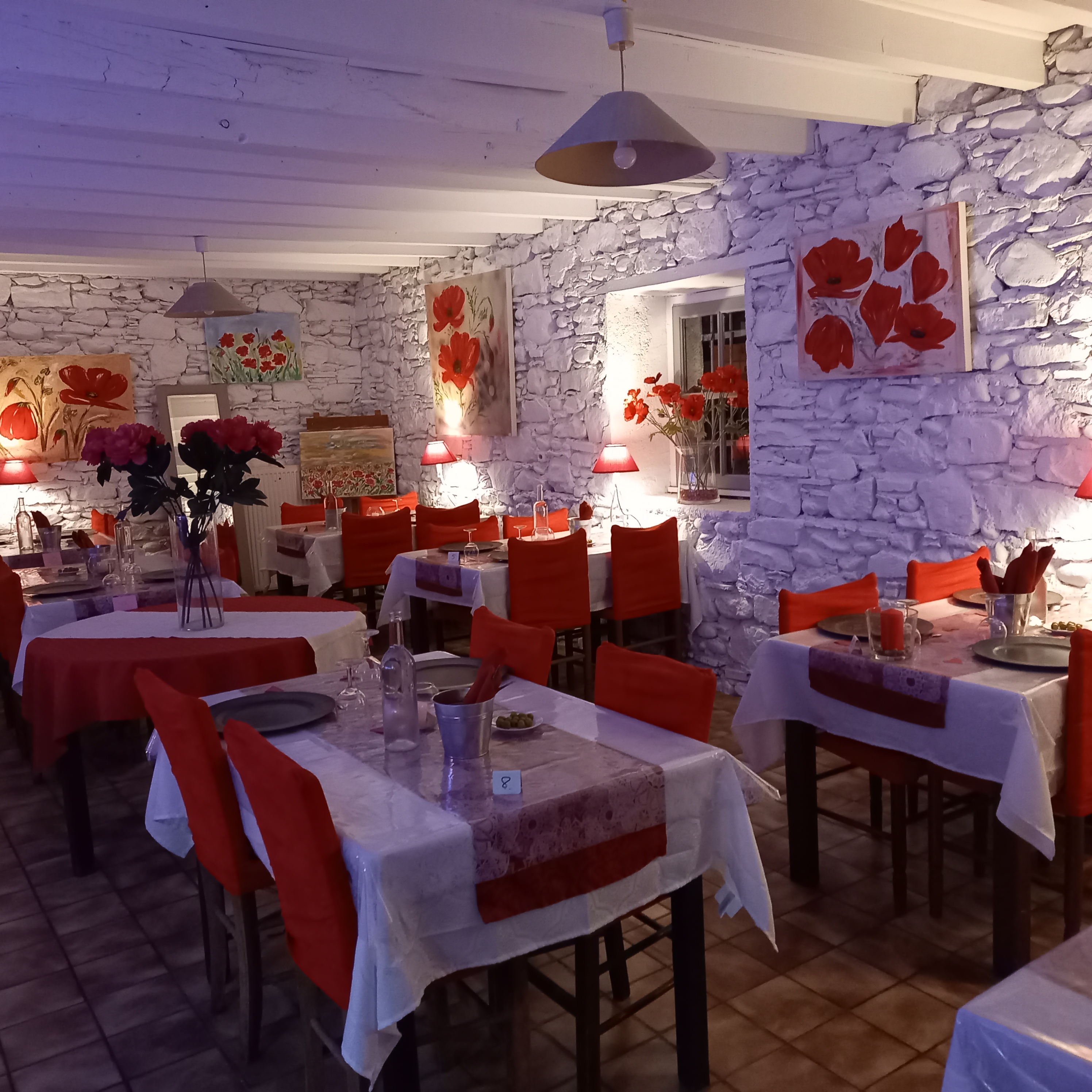 Bel établissement avec beaucoup de charme
2 salles de restaurant de 40 et 60 couverts 
Benne terrasse ombragée d'environ  70 couverts
Un jardin bar à rapas
Hotel  4 studios loués à l'année 
7 chambres
1 appartement privatif
Loyer 1500€
Affaire crée en 1978 
J'ai achete en 1999 
Affaire saine à développer car cause santé et retraite ouvert seulement le midi