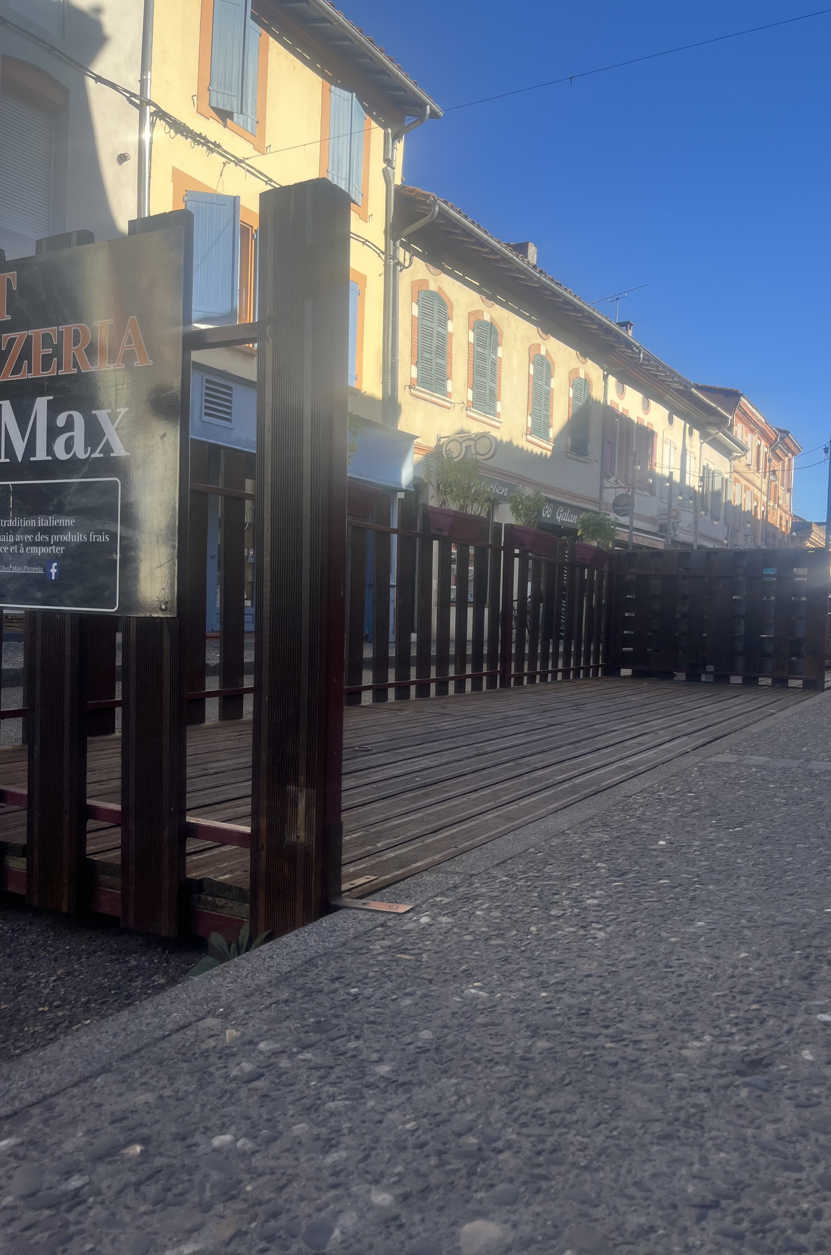À VENDRE – FONDS DE COMMERCE PIZZERIA / RESTAURANT – CARBONNE

Prix de vente : 80 000 €

À vendre, fonds de commerce de pizzeria et restaurant situé en plein centre-ville de Carbonne, dans une rue commerçante et dynamique du village.

Implanté depuis 9 ans, l’établissement bénéficie d’une clientèle fidèle et régulière, ainsi que d’une activité saine et immédiatement exploitable.

🍕 Une activité polyvalente

L’établissement propose actuellement une activité de pizzeria à emporter et sur place, ainsi que de la restauration sur place.

Le local dispose d’environ 100 m², auxquels s’ajoute une terrasse extérieure de 20 m².

Capacité d’accueil :

	●	25 places assises en intérieur
	●	20 places en terrasse
	●	Soit jusqu’à 45 couverts

📈 Un chiffre d’affaires avec un fort potentiel de développement

Chiffre d’affaires annuel : environ 160 000 €

L’un des principaux atouts de cette affaire réside dans son potentiel de développement.

L’établissement est actuellement exploité 5 jours sur 7, uniquement le soir, et n’est jamais ouvert le midi.

Un repreneur souhaitant développer l’activité pourrait donc notamment travailler sur :

	●	l’ouverture le midi ;
	●	l’augmentation du nombre de jours d’ouverture ;
	●	le développement de la restauration sur place ;
	●	le développement de la vente à emporter ;
	●	éventuellement la mise en place de nouveaux services ou de la livraison.

🏠 Un local fonctionnel et bien équipé

Le restaurant est vendu avec l’ensemble du matériel nécessaire à la poursuite d’une activité de pizzeria et de restauration.

Le matériel est bien entretenu et l’établissement peut être repris et exploité immédiatement.

Le local bénéficie également :

	●	d’une terrasse de 20 m² ;
	●	d’une place de parking privative ;
	●	d’un emplacement en plein centre-ville, dans la rue commerçante.

💰 Conditions

Prix de vente du fonds de commerce : 80 000 €

Loyer : 877,60 € / mois
Charges : 160 € / mois

Affaire idéale pour un professionnel souhaitant reprendre une activité existante avec 9 années d’exploitation, une clientèle fidélisée et un réel potentiel de développement, notamment grâce aux horaires d’ouverture actuellement limités.

Vente motivée par une opportunité professionnelle.

Dossier et renseignements complémentaires sur demande.
Visite possible sur rendez-vous.