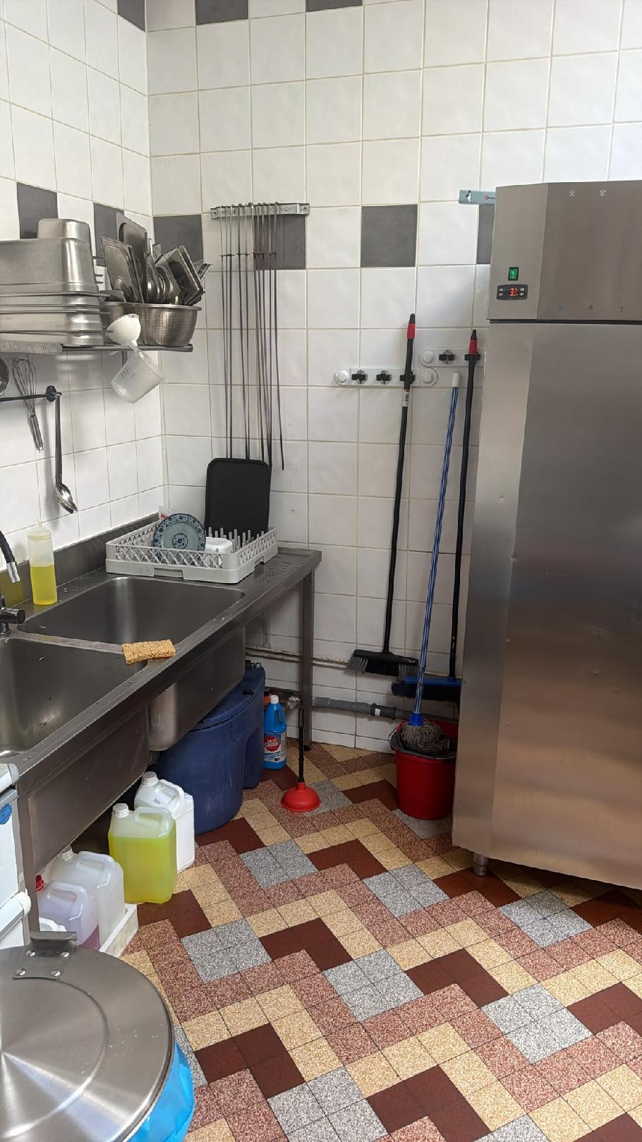 je vend restaurant sur chartres a 400 m nous avons un lycée professionnelle et dans zone habitations de 300 logements , une seuil boulangerie qui est dans secteur , un secteur avec beaucoup pote ciel  sur le secteur , a ce jour chiffre d'affaire au 30000 euros selon mois , nous 35 places assises intérieur , 20 places en terrasse et un parking de 20 places gratuit , ce une bel affaire qui tourne depuis une vingt année , ce restaurant rapide , cuisine indien , cuisine pakistanais .a ce jour , nous fait livraison a domicile , le prix de cette affaire est de 160000 euros net vendeur , pour un RDV appel moi au 0759779121 , je suis disponible tout les jours