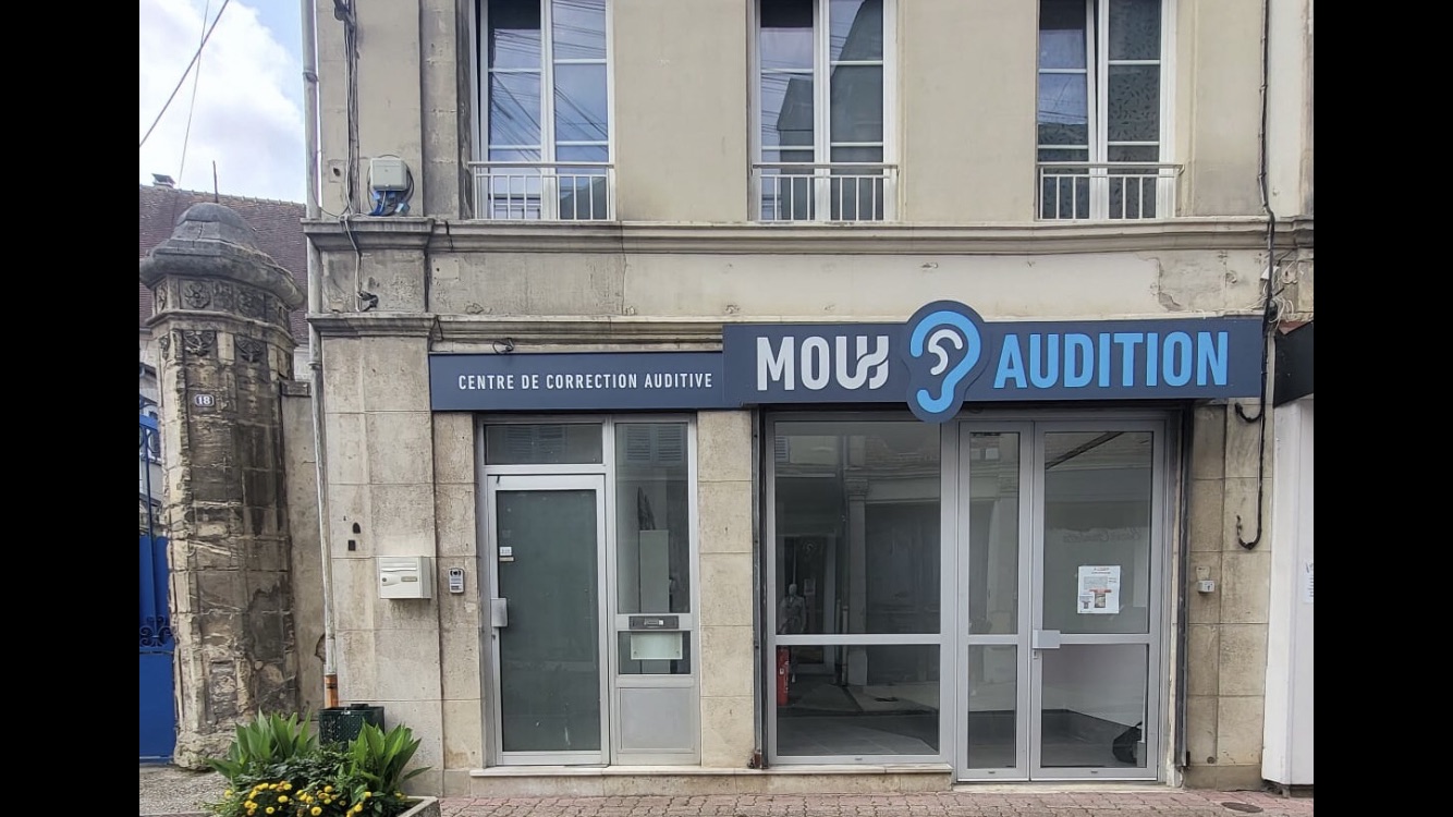 À VENDRE – LOCAL COMMERCIAL DE
77 m2 À MOUY (60250)
129 000€ net vendeur. 
Frais notarial à la charge de l’acquéreur. 
Idéalement situé en plein cœur de Mouy, ce local commercial de 77 m² bénéficie d’un emplacement stratégique sur une rue passante, offrant une forte visibilité et un accès facile à pied, en bus ou en voiture.
📍 Emplacement
En centre-ville, à proximité immédiate des commerces
Gare de Mouy à seulement 10 minutes à pied
Parkings publics à proximité
🏢 Description du bien
Entrée par SAS
Grande pièce principale de 55 m² lumineuse et modulable
Bureau / pièce technique de 12 m²
Remise de 6 m²
WC 4 m²
✅ Les atouts du local
En excellent état, prêt à l’emploi
Volet métallique électrique
Accès PMR (personnes à mobilité réduite)
Climatisation. 
Conforme ERP type N – 5ᵉ catégorie
Sortie de secours. 
Bail tous commerces.