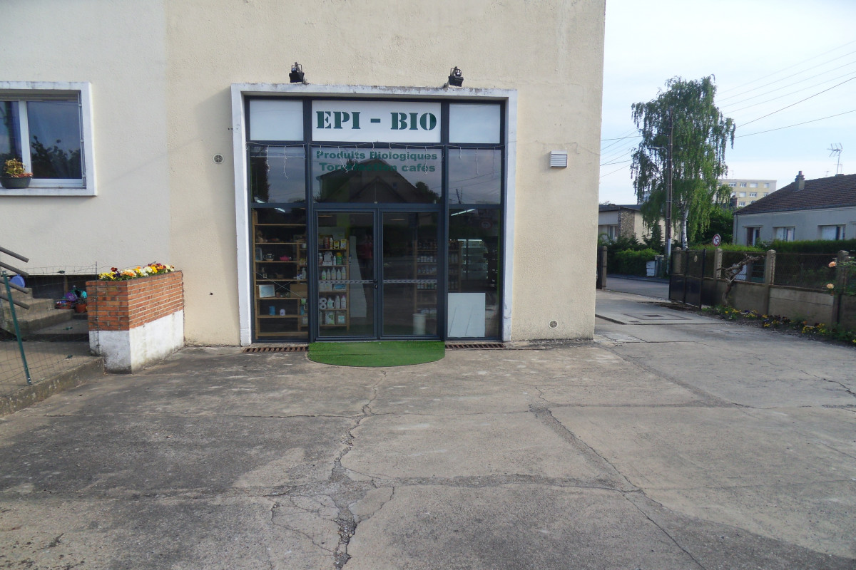 Vente de produits "Bio": Fruits, légumes, épicerie, pains, vins, cosmétique, huiles essentielles, produits ménagers.
Torréfaction de café sur place
Magasin climatisé
Vitrine réfrigérée neuve
Exerce depuis 26 ans
Surface 55 m² + réserve + bureau + toilette