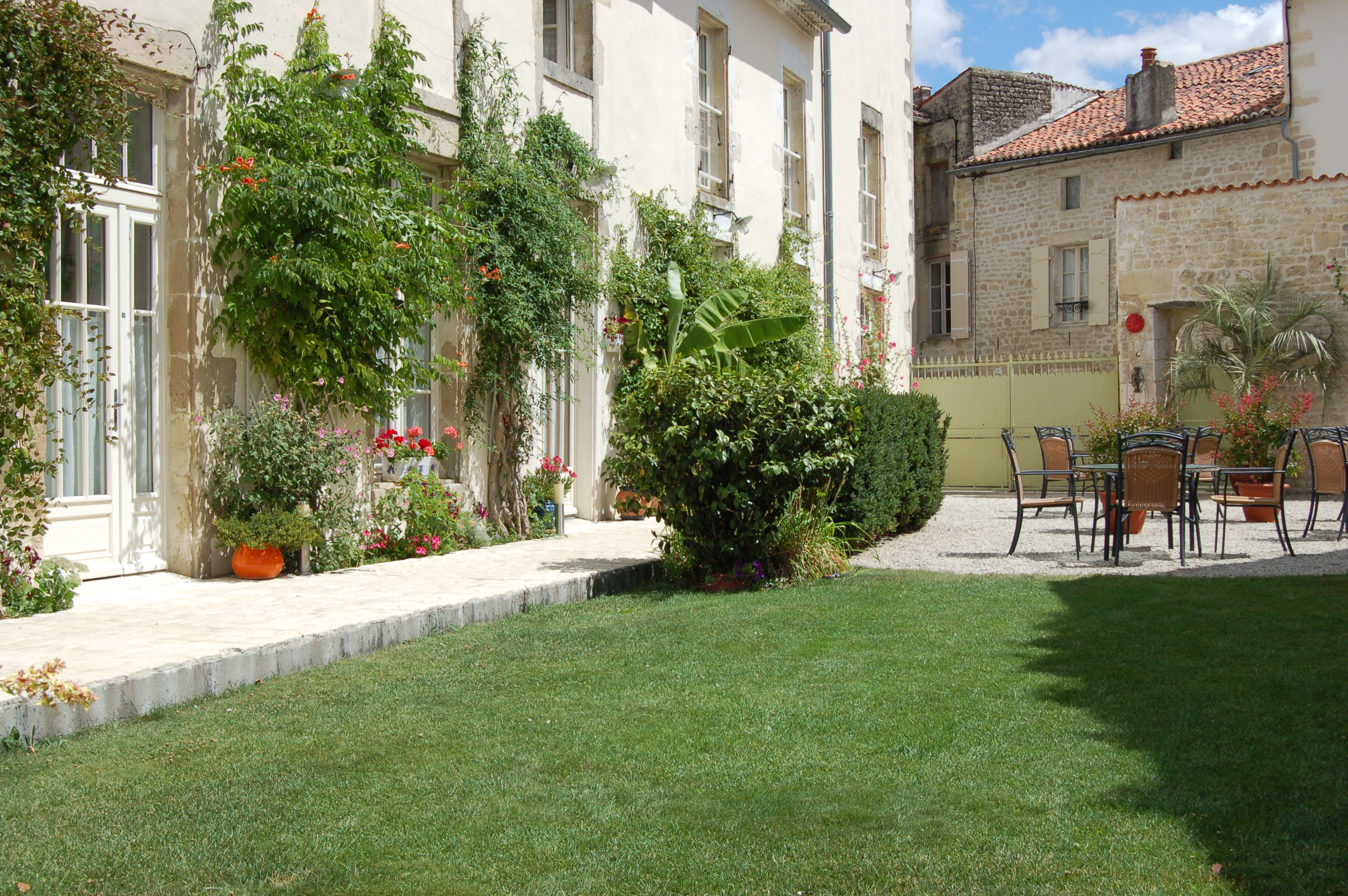 A VENDRE : Murs et Fonds – Hôtel *** de charme pierre et bois (10 ch.) dans une bâtisse de 3 siècles.
Prix Global : 860 000 € (Murs : 695 000 € / Fonds : 165 000 €) indissociable
Idéal pour un couple d'exploitants ou des professionnels de l’hôtellerie-restauration souhaitant déployer le plein potentiel des lieux :

	Emplacement Premium : Situé à Alunay (17) sur le chemin de Saint-Jacques de Compostelle (flux constant de randonneurs, touristes et professionnels).
	Avantage Fiscal : Zone ZRR (France Ruralités Plus) offrant des exonérations d'impôts, URSSAF salariés, taxe foncière sur les 5 premières années.
	Outil de Travail Clé en Main : Hôtel- restaurant de 10 chambres chaleureuses, Bar avec Licence IV (actuellement pour clients de l’hôtel uniquement), restauration avec cuisine opérationnelle (actuellement exploitée en table d'hôtes ).
	Excellente Réputation : Noté 4,5/5 sur Google et 8,8/10 sur Booking, salué pour son accueil, son calme et sa propreté.
Potentiel de Croissance : Développement du bar Licence IV avec ouverture au public extérieur et transformation de la table d'hôtes en véritable restaurant (marge brute de 80 %).
Affaire saine exploitée depuis 8 ans. 
	Appartement de fonction de 70m² type T3 avec deux chambres

PROTOCOLE DE VENTE : AGENCE IMMOBILIERE S’ABSTENIR
Chiffres et dossier financier confidentiel transmis uniquement après validation de votre capacité d'apport (25 à 30%), et visite préalable obligatoire (signature d’un accord de confidentialité).

CONTACT : Pour un premier échange, contactez nous sur la messagerie ( hoteldudonjon@outlook.fr ) en présentant brièvement votre profil professionnel et votre situation.