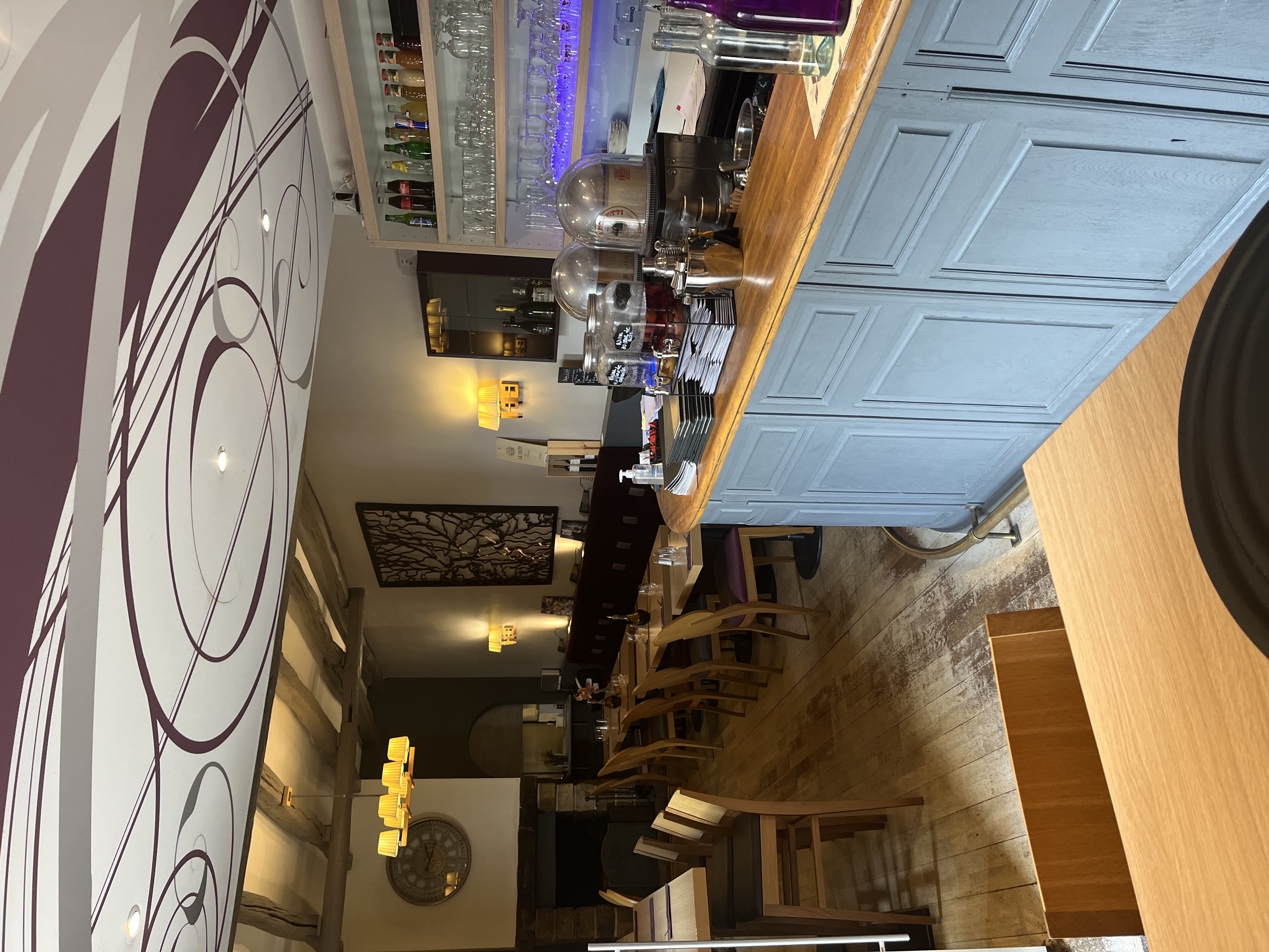 Restaurant familial 120 M2 intérieur avec belle véranda,58 places assises +28 places en terrasse. Appartement F6 sur deux étages à rafraîchir de 140 M2
Centre ville de Bois Le Roi
