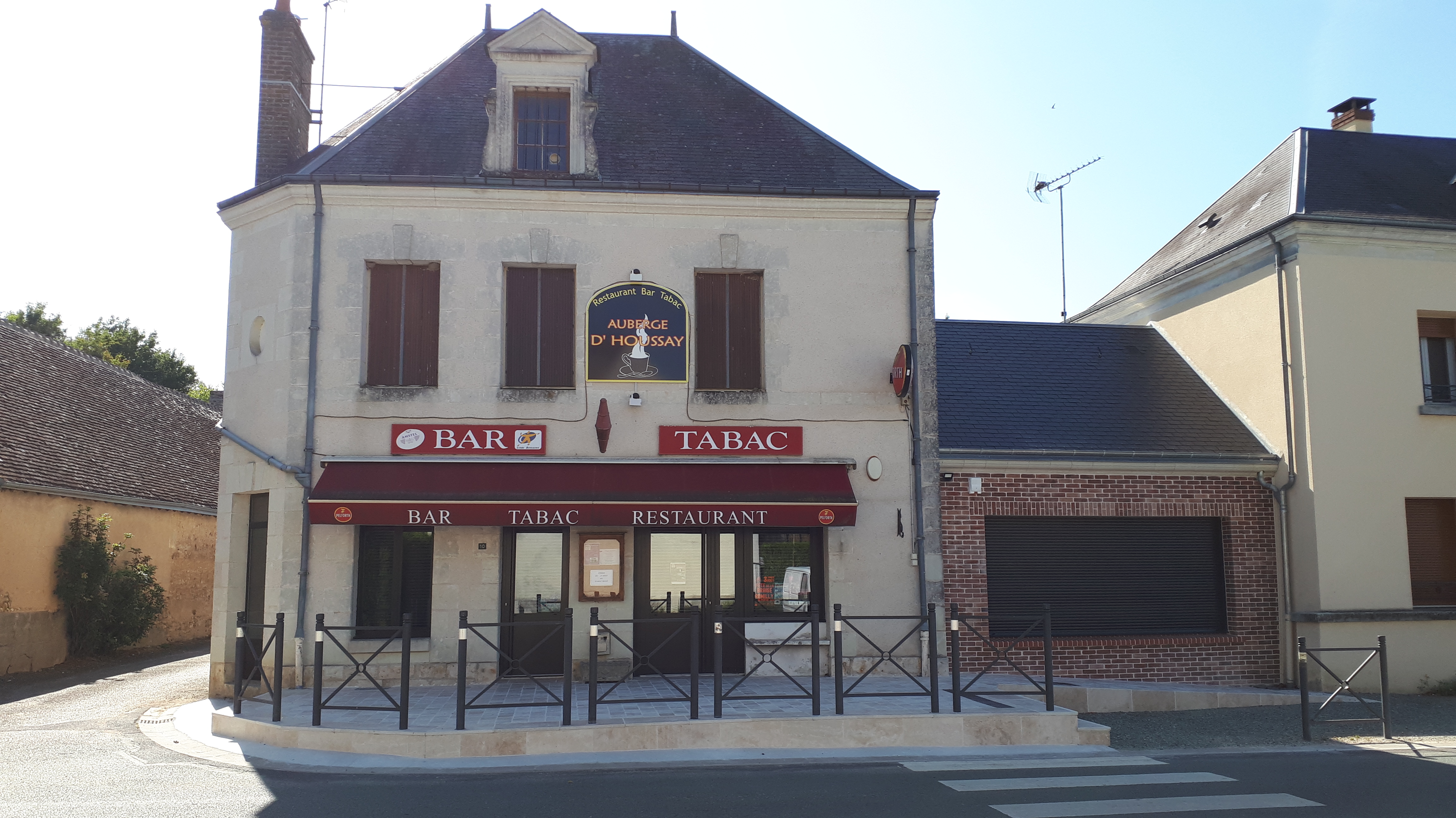 🍽️ À reprendre – Auberge-Restaurant au cœur d'un village dynamique
Vous rêvez de reprendre un établissement convivial à taille humaine ? Cette auberge-restaurant est une belle opportunité pour démarrer ou développer votre activité.
✅ Les atouts de l'établissement :
🍴 Salle de restaurant d'une capacité d'environ 60 couverts.
🌿 Deux terrasses extérieures, à l'avant et à l'arrière du restaurant.
🍕 Activité existante avec une ouverture du mercredi soir au dimanche midi.
🍔 Les vendredis et samedis soirs, une soirée pizzas et burgers (sur place ou à emporter) rencontrait un beau succès.
🔑 Cuisine et établissement immédiatement disponibles pour une reprise.
📍 Un emplacement au cœur de la vie du village :
🏡 Village d'environ 400 habitants.
🥖 Présence d'une boulangerie et d'une école primaire, générant une vie locale régulière.
🥩 Chaque jeudi soir, un camion de boucherie s'installe sur la place du village, juste en face de l'auberge, apportant un flux de visiteurs supplémentaire.
📈 Un fort potentiel de développement :
✨ Extension des jours d'ouverture.
🍽️ Restauration traditionnelle.
🎉 Événements et animations.
👷 Menus ouvriers.
🥡 Développement de l'activité à emporter.
📅 Disponible immédiatement.
Environ 15000€ pour le fonds de commerce, 1000€ licence IV et 15000€ de matériel
📞 Pour tout renseignement ou pour organiser une visite, n'hésitez pas à nous contacter