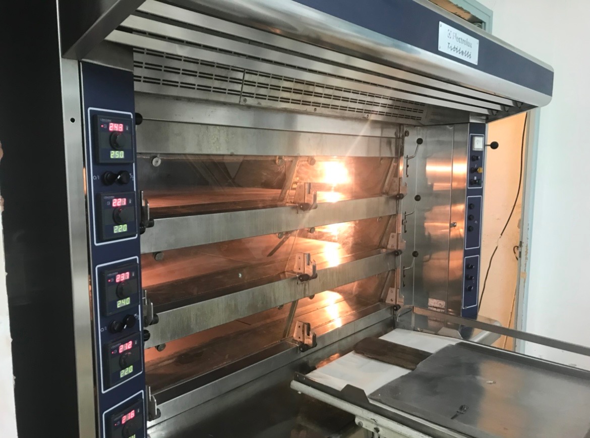 URGENT vend fond de commerce boulangerie -pâtisserie - épicerie dépôt de gaz , situé a 15 km de l océan dans un village en plein développement de 1300 habitant environ, c est un village où il fait bon vivre .de nouvelles cités ont vu le jour et d'autre en cour de construction, à proximité :école primaire garderie, espace de jeux , bibliothèque et de nombreux associations .
la boulangerie pâtisserie est le seul commerce alimentaire du village.
le commerce se compose:
-d'un magasin avec deux  vitrines :viennoiserie et l autre pâtisserie(moteur refait a neuf)
des présentoirs pour épicerie ,a l arrière du magasin une grande réserve pour épicerie ou autre donnant sur un grand jardin clos avec un très grand Hangard et accès au fournil.
le fournil :four électrique, chambre de pousses, diviseuse, pétrins, tours réfrigéré cinq portes avec dessus marbre neuf frigo américain spécial traiteur et matières premières.
le tout est très bien équipé, matériel entretenu, locaux sont lumineux, habitation, boutique et laboratoire.
logement dans le même bâtiment composé: entrée, pièce à vivre, cuisine américaine, bureau, salle de bain avec WC. Étage 2 grandes chambres, dressing, salle de bains .le loyer de 714€60 magasin +appartement
convient également pour première acquisition.de nombreuses choses sont à développées comme les livraisons, les dépôts, le petit marché, le coin terrasse , dépôt colis(relais colis) et de gaz etc..
JE RESTE A VOTRE DISPOSITION POUR PLUS DE PHOTOS ET RENSEIGNEMENT.
le prix est négociable
possibilité de vendre que le matériel